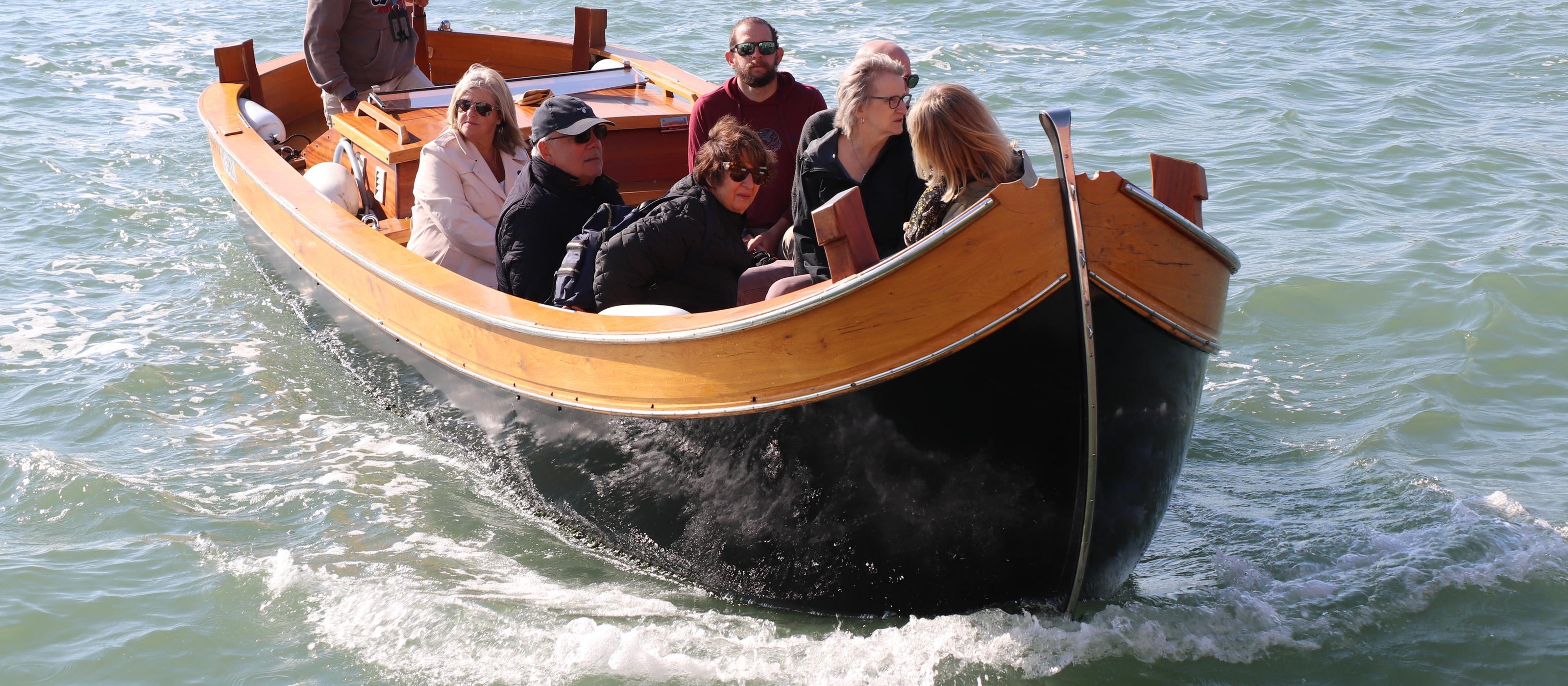 Venedig: Murano & Burano mit einem traditionellen venezianischen Holzboot