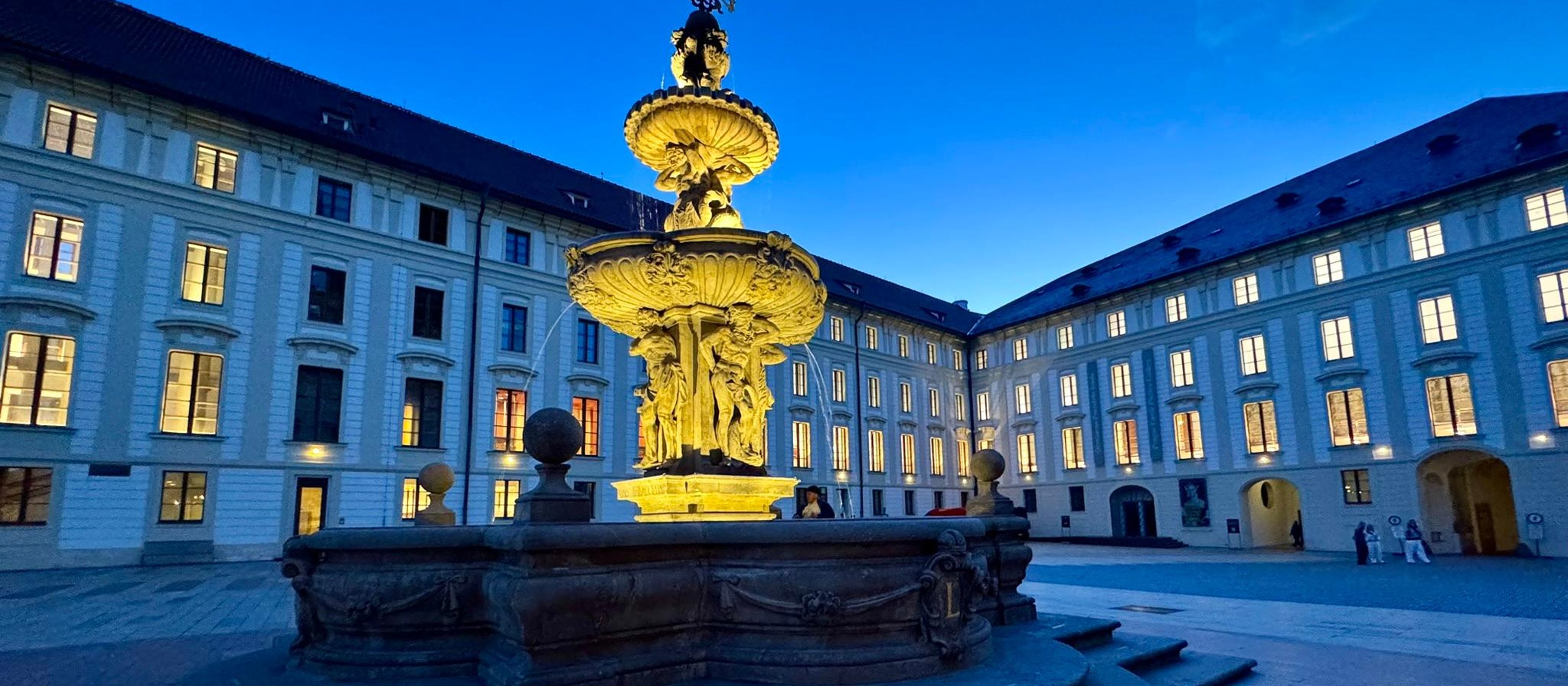 Prague: Guided City Bus Tour + Prague Castle Exterior Visit