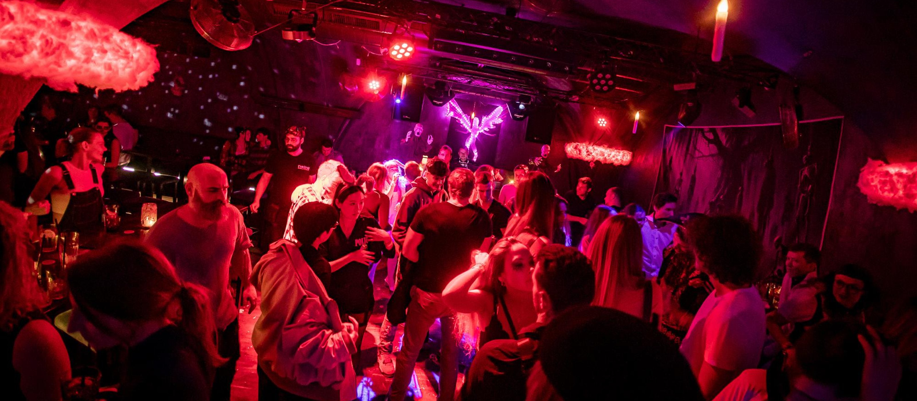 VIP klubová noc se stolem, nápoji a limuzínou