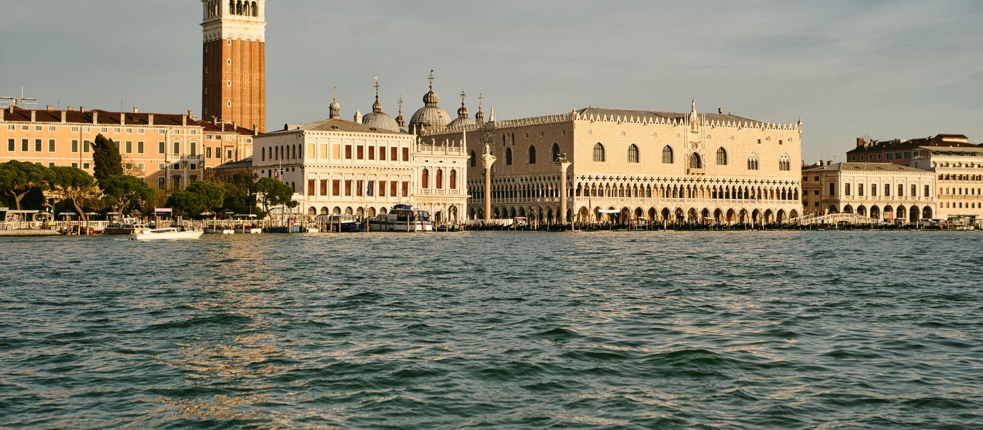 In Venedig: Dogenpalast: Bevorzugter Eingang (Erstattbares Ticket)