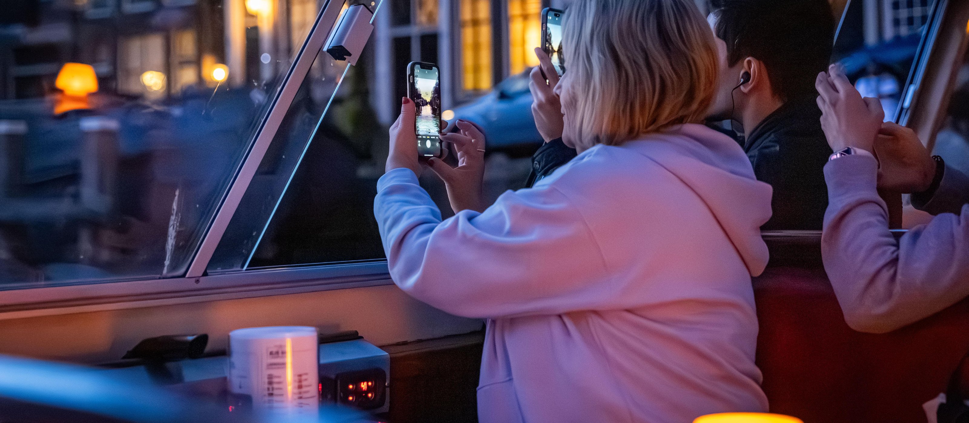 Amsterdam: Grachtenfahrt am Abend – Lichter der Stadt & Wein (optional)Deutsch