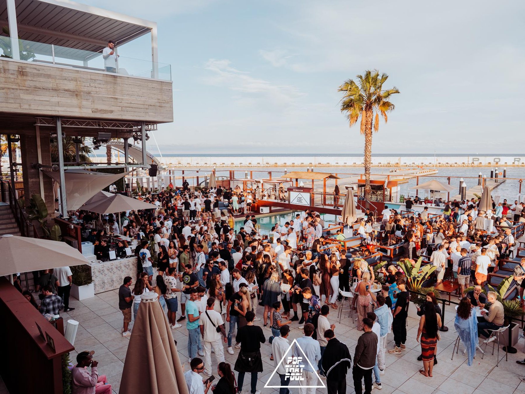 Barcelona: Strandclub mit Poolparty und Open-Air-Club