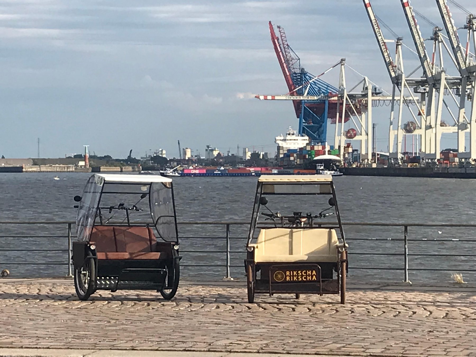 In Hamburg Smart City Touren mit Elektrorikschas zwischen Elbe und Alster