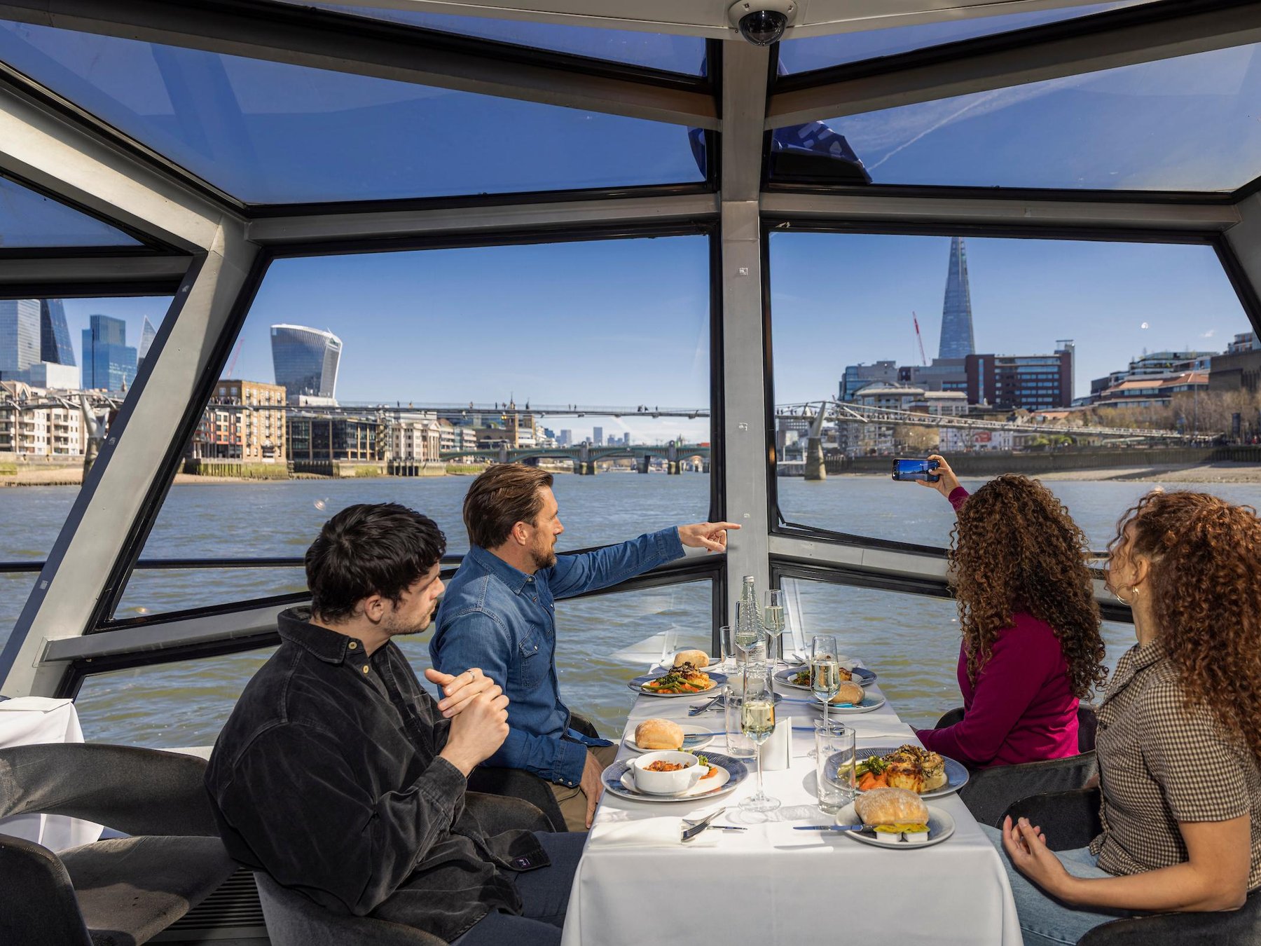Uber Boat von Thames Clippers: Einzelfahrschein & Gemalte Halle