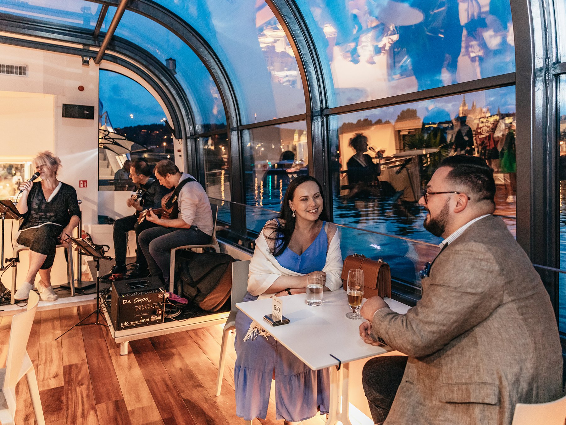 Prag Sightseeing-Dinner-Kreuzfahrt auf einem offenen Glasboot