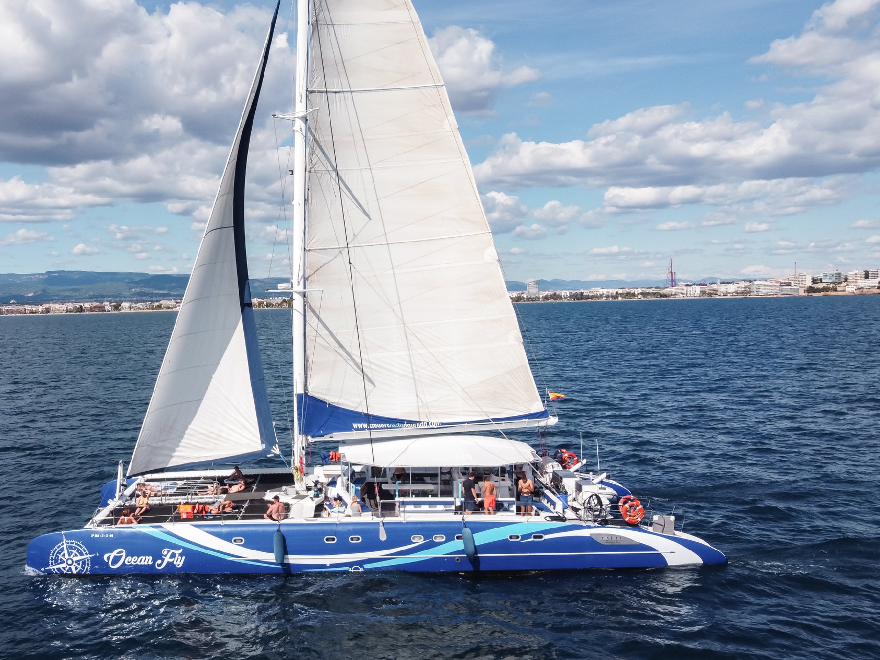CambrilsKatamaranfahrt mit Getränken, Mittagessen und Schwimmen