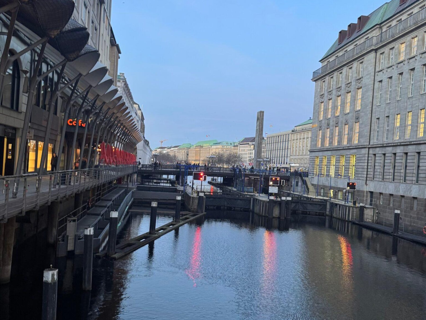 In Hamburg: Dekoloniale Hamburg-Tour: Handelsgeschichte neu erzählt