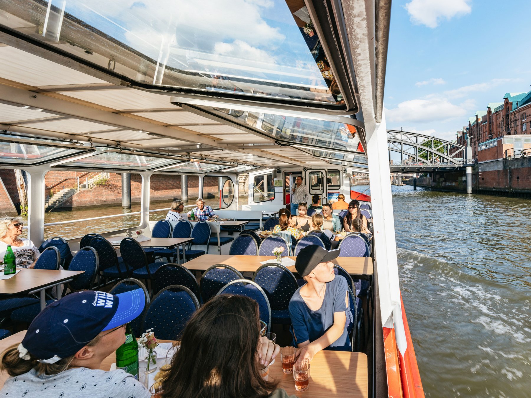 Hamburg: Bootstour + Käse & Wein