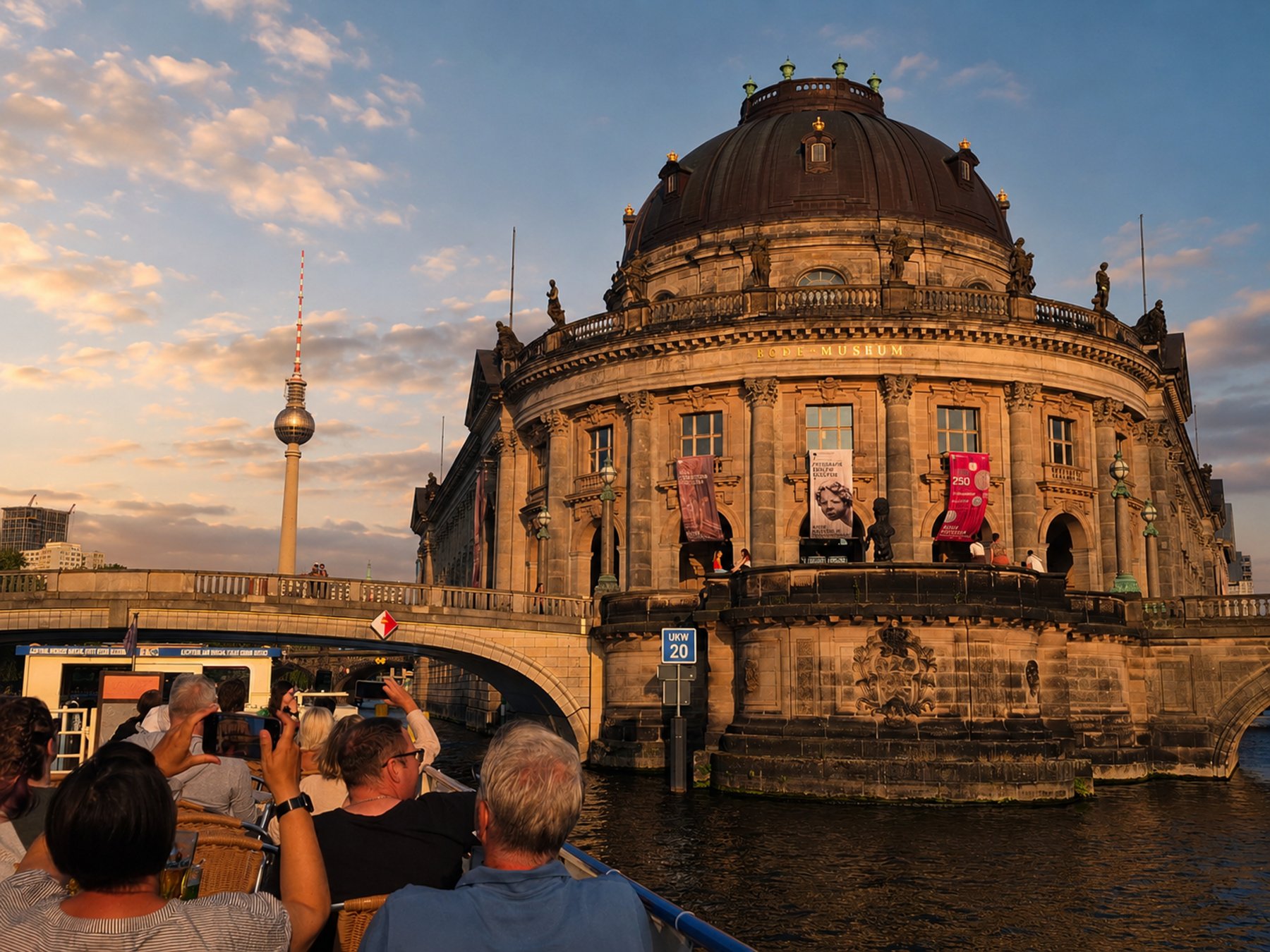 Berlin: Samstagabend-Brückenfahrt
