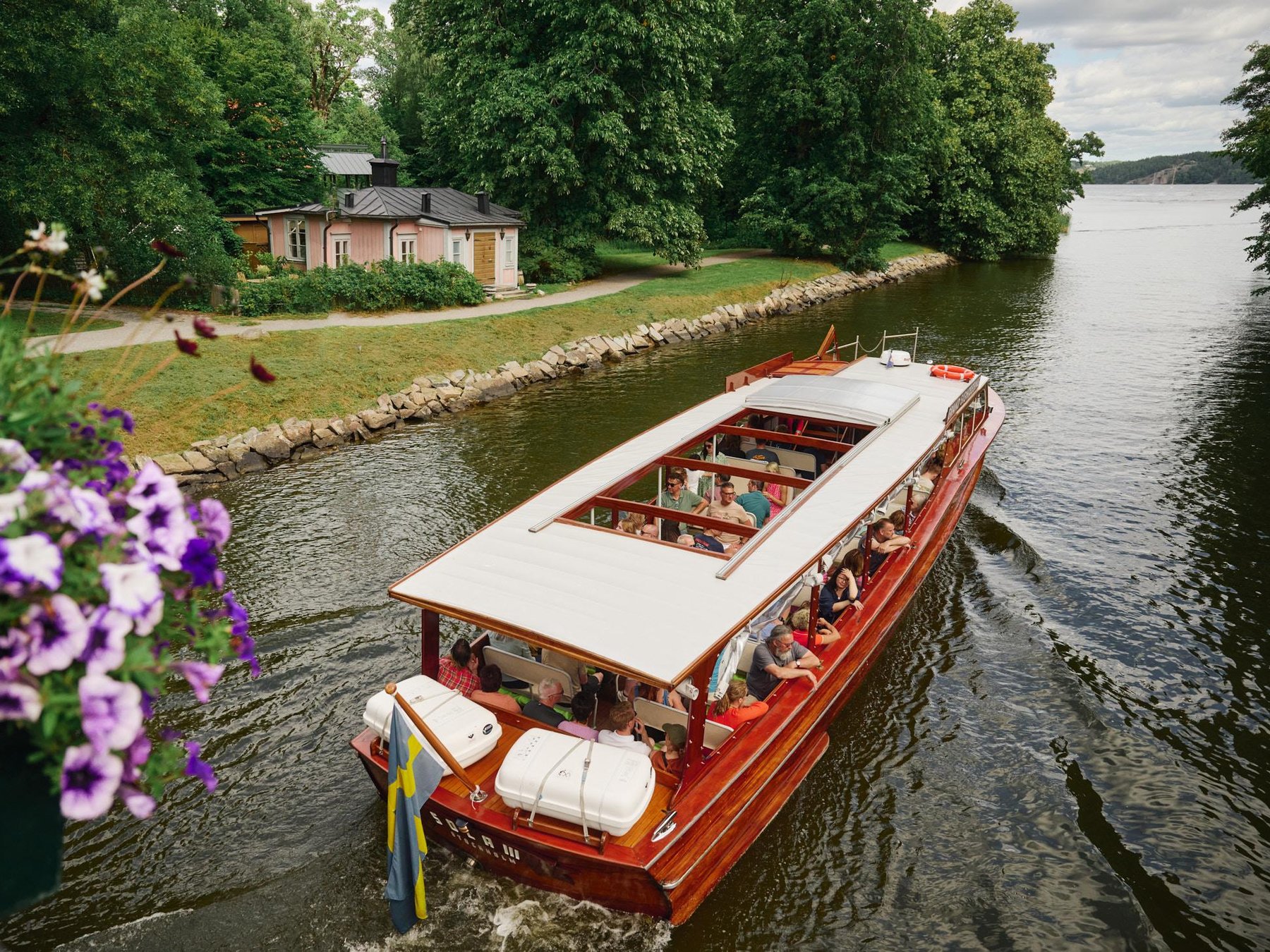 Geführte Schären-Tour mit klassischem Holzboot