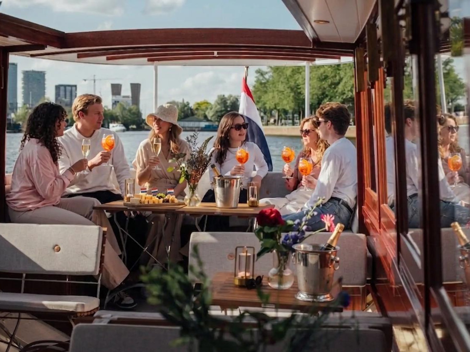 Luxus-Salonboot am Dam-Platz inkl. Käse & Spritzern (optional)