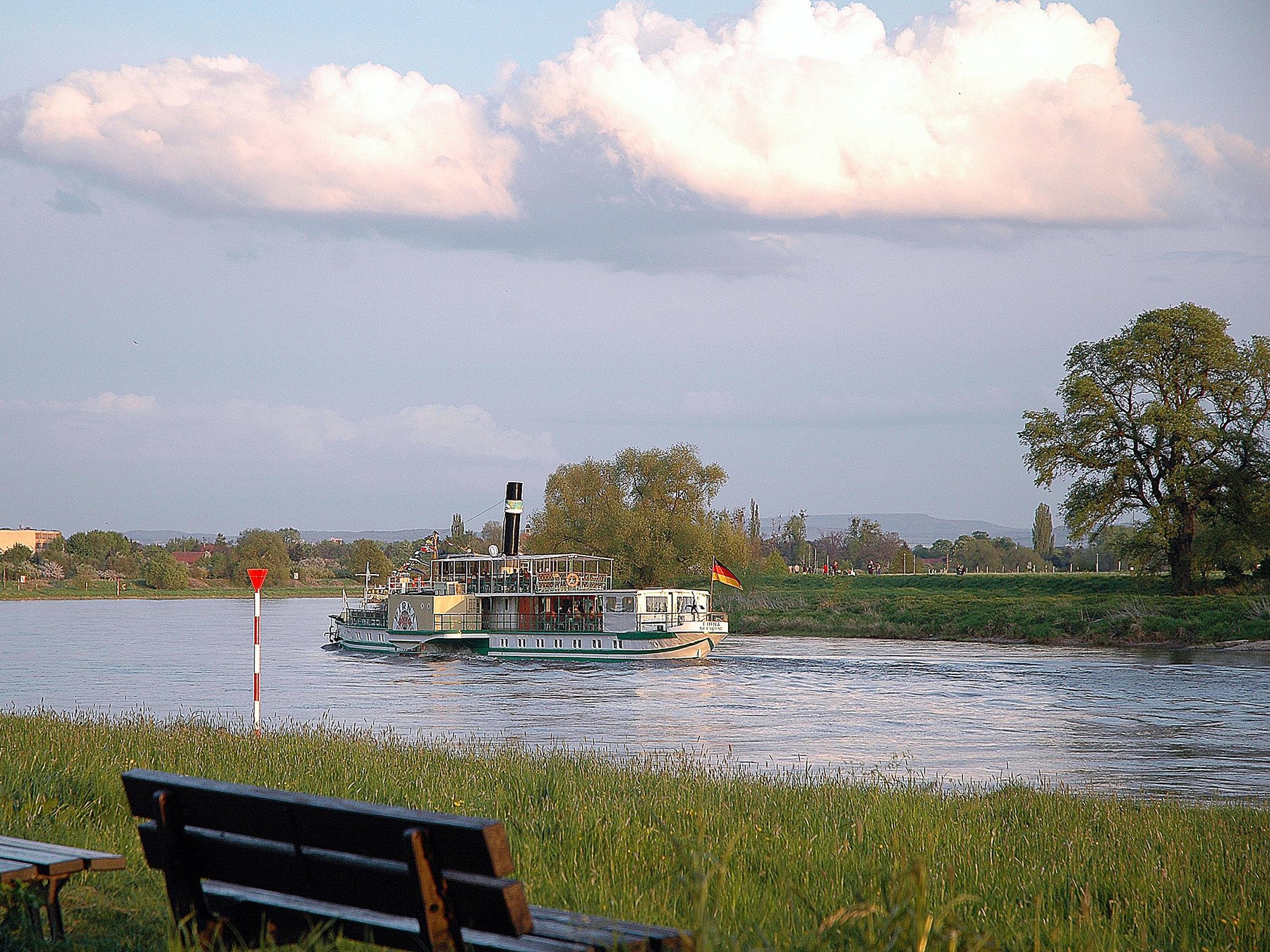 Elbe-Flussfahrt und Weinprobe im Schloss Wackerbarth