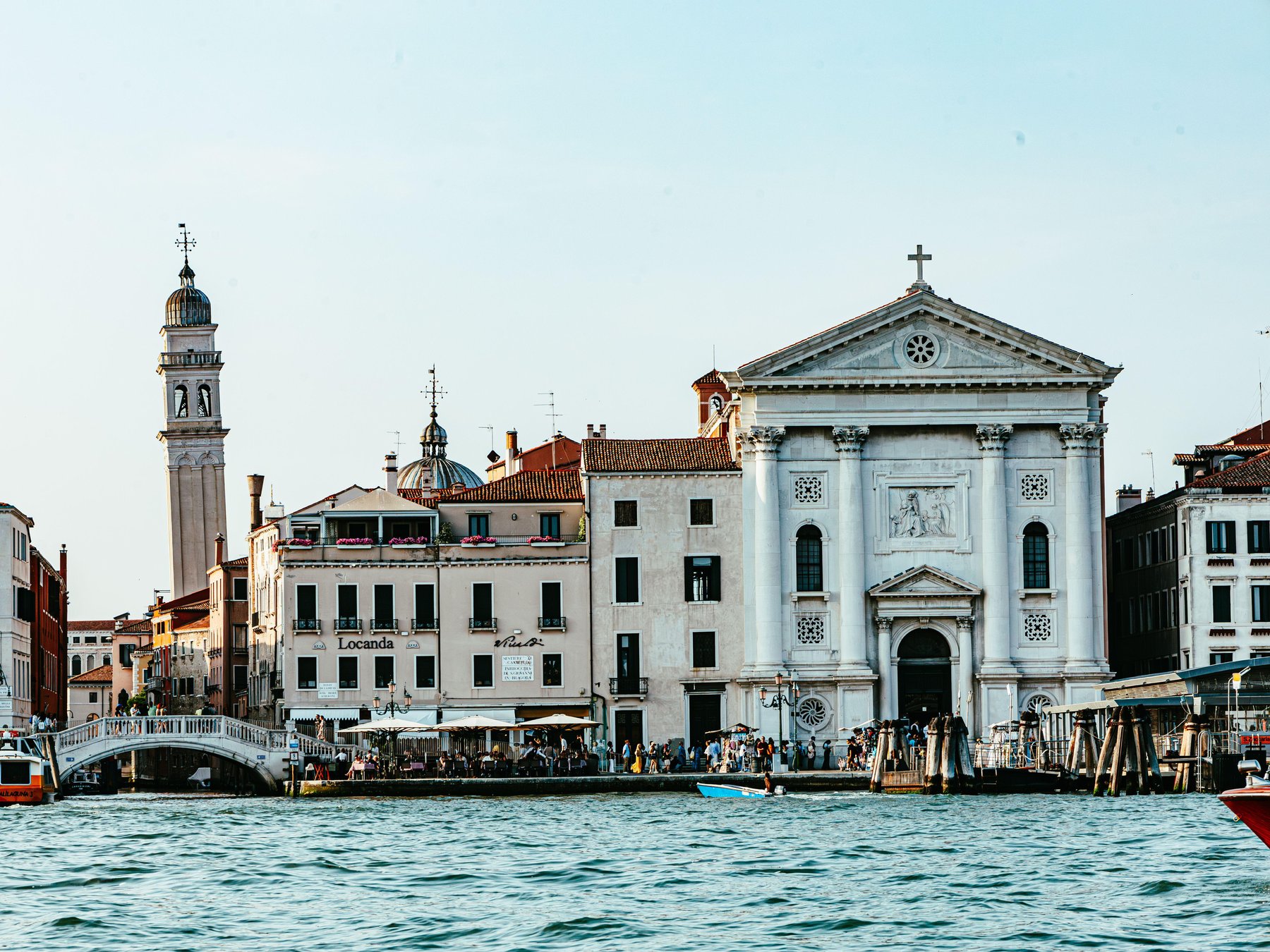 Venedig und Vivaldi: Gondel mit Violine und Champagner