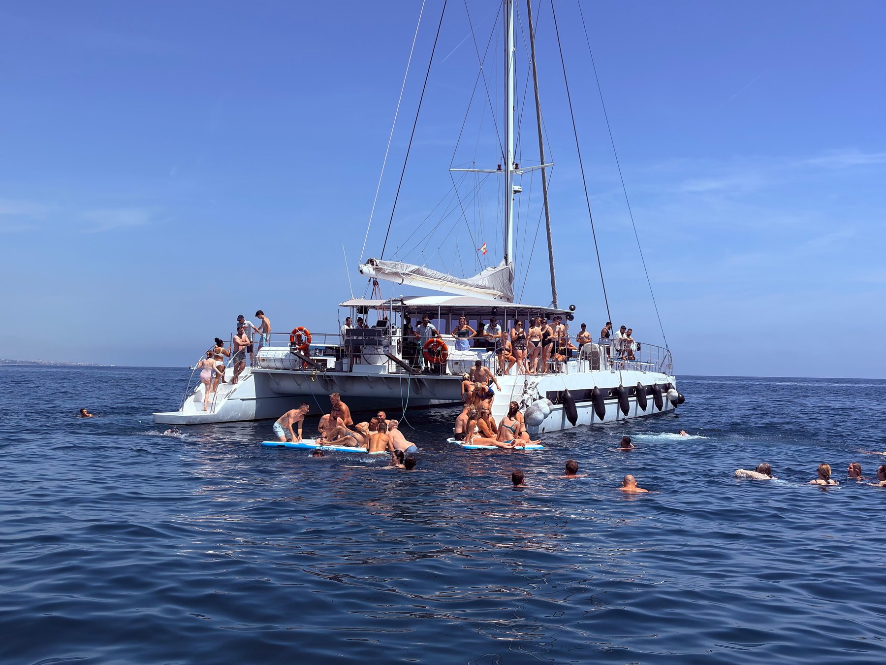 Barcelona: Segeln + Schwimmen + Tapas + freier Eintritt in den Nachtclub