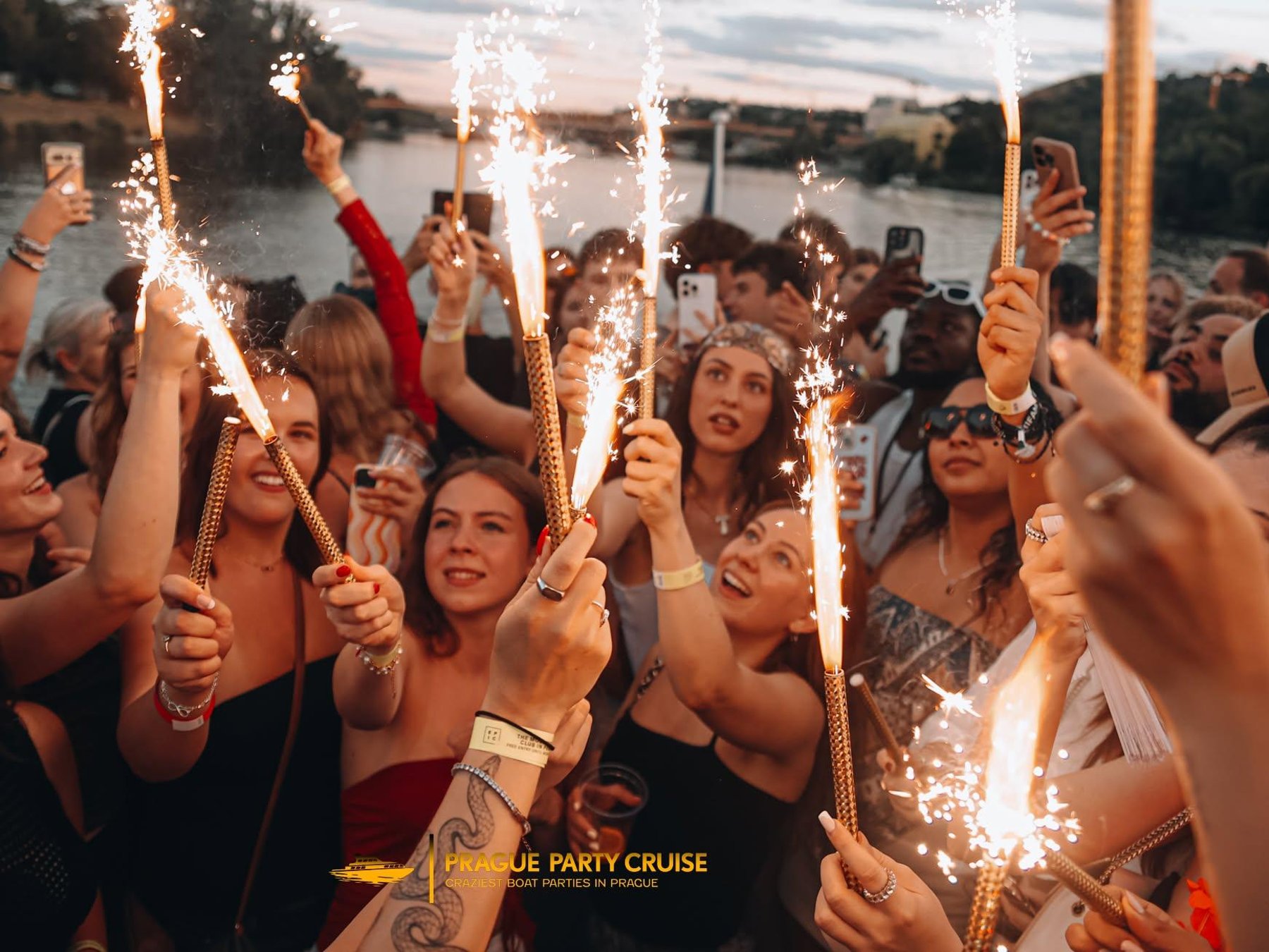 Prag: Party-Bootsfahrt: Sonnenuntergang, DJs & Epic Club