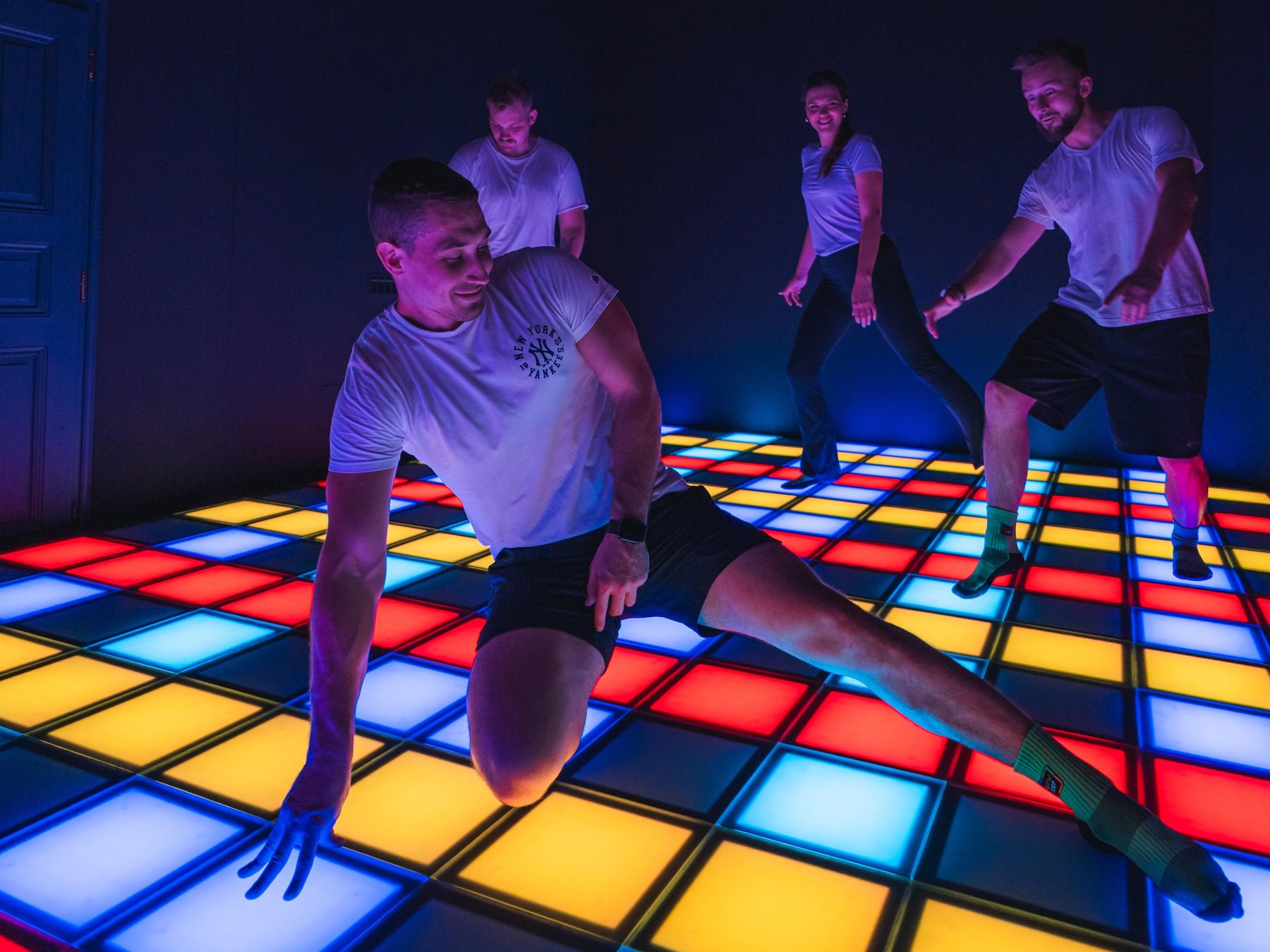 Prag GlowStep Pixel-Spiel - Interaktives Spielerlebnis