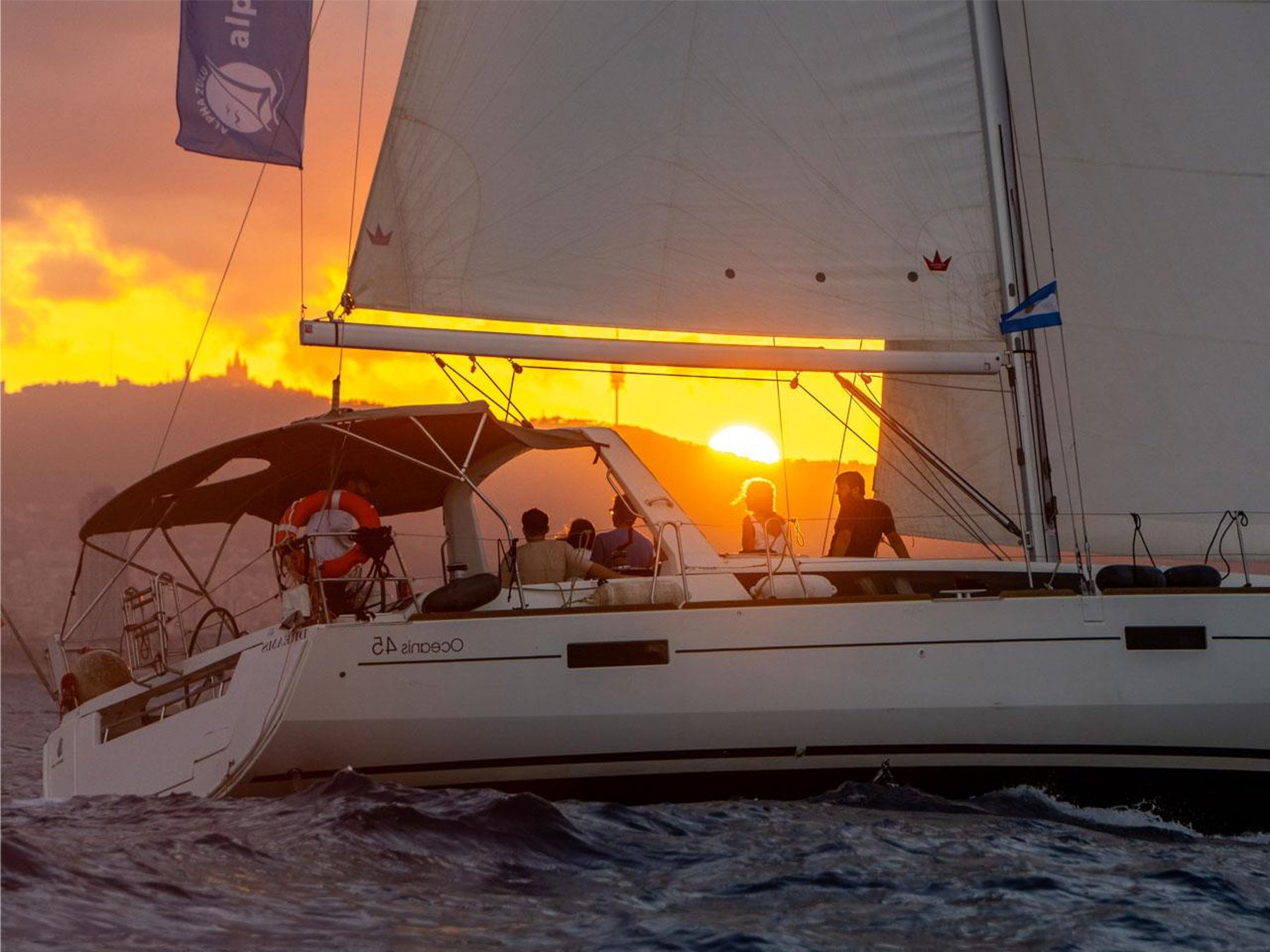 Barcelona2H Segeln mit offener Bar, Snacks & Schwimmstopp