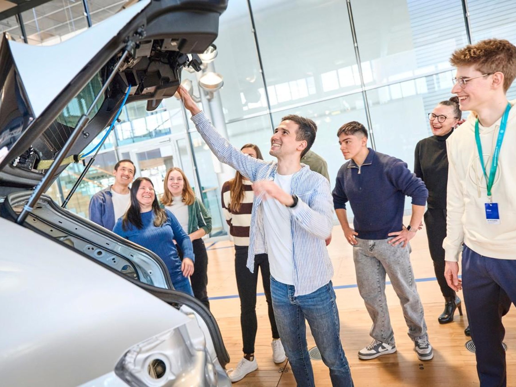 Basis-Führung durch die Gläserne Manufaktur von VW