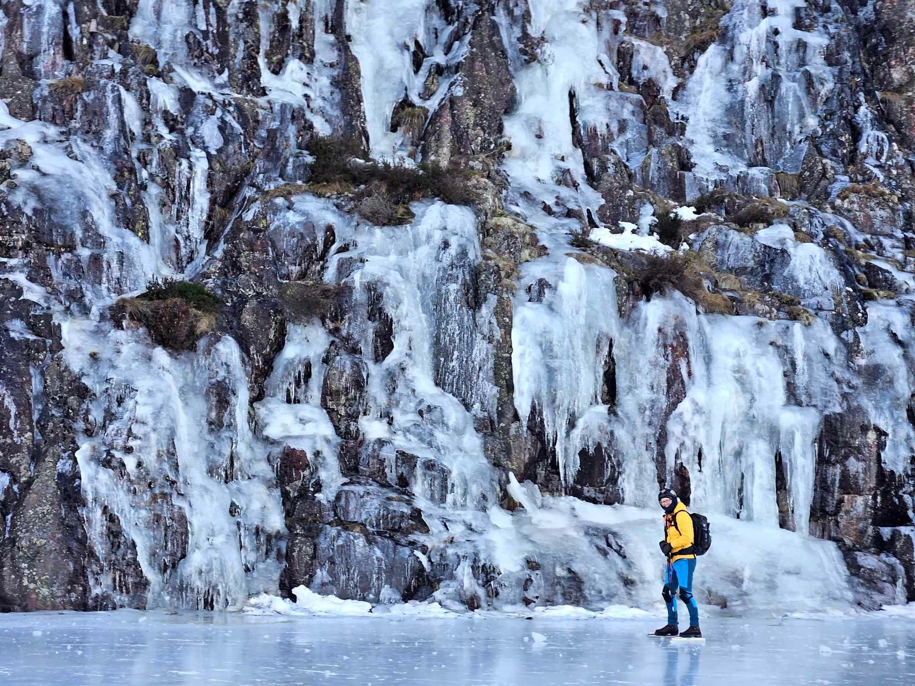 Nordisches Eislaufen für Anfänger auf einem zugefrorenen See