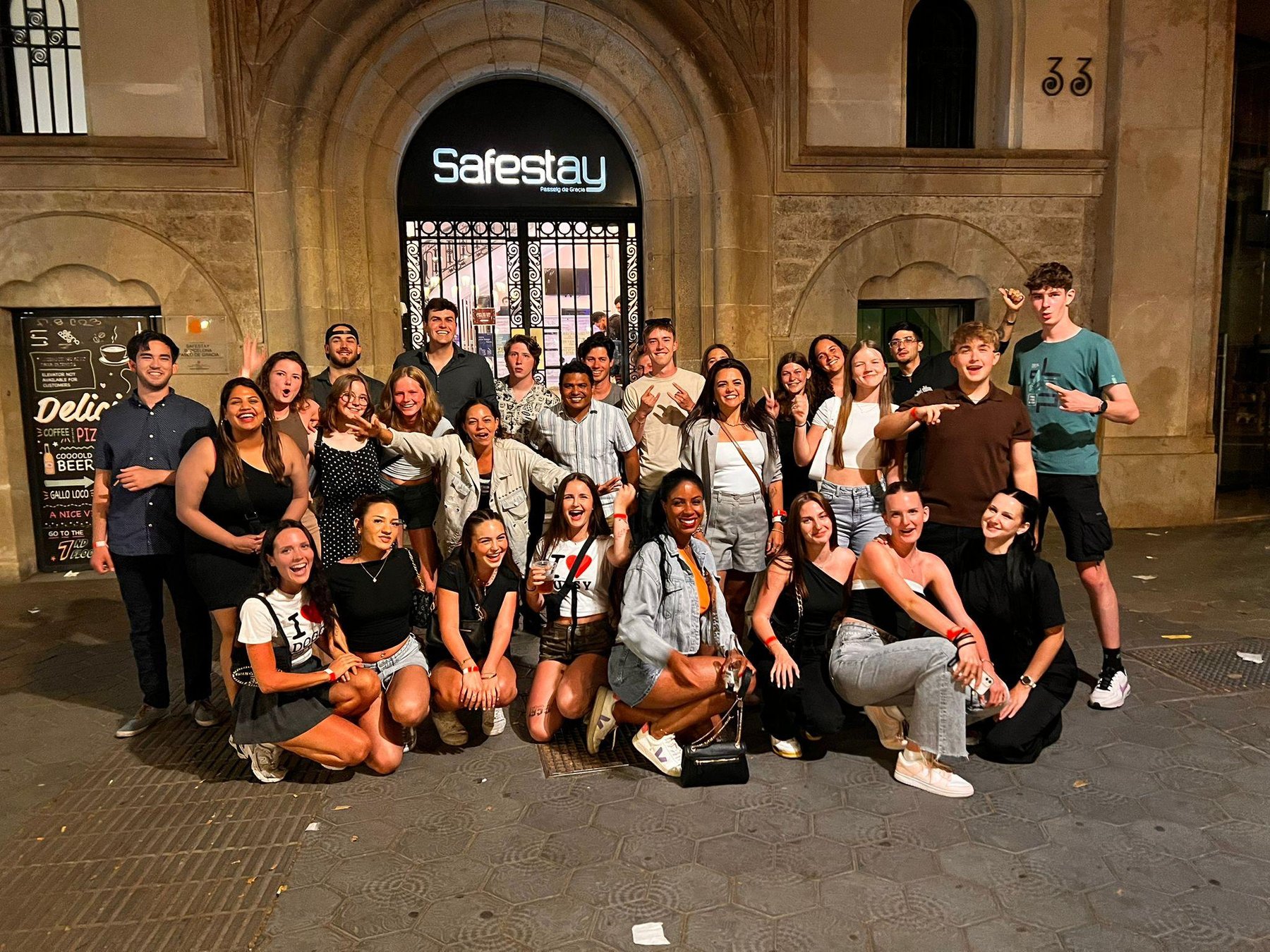Barcelona: Kneipentour, Drinks auf der Dachterrasse vorab & VIP-Club-Eintritt2 Stunden -
