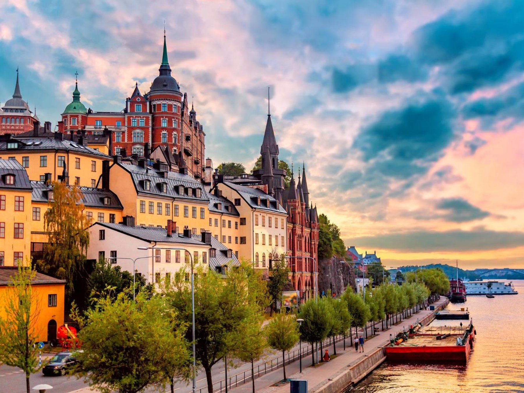 Power, Palaces & Royal Secrets Walking Tour1h 30m