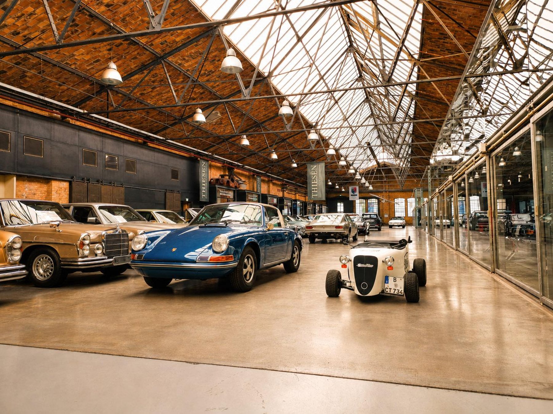Selbstfahrer-Tour durch das Automobilmuseum in einem Mini Hotrod