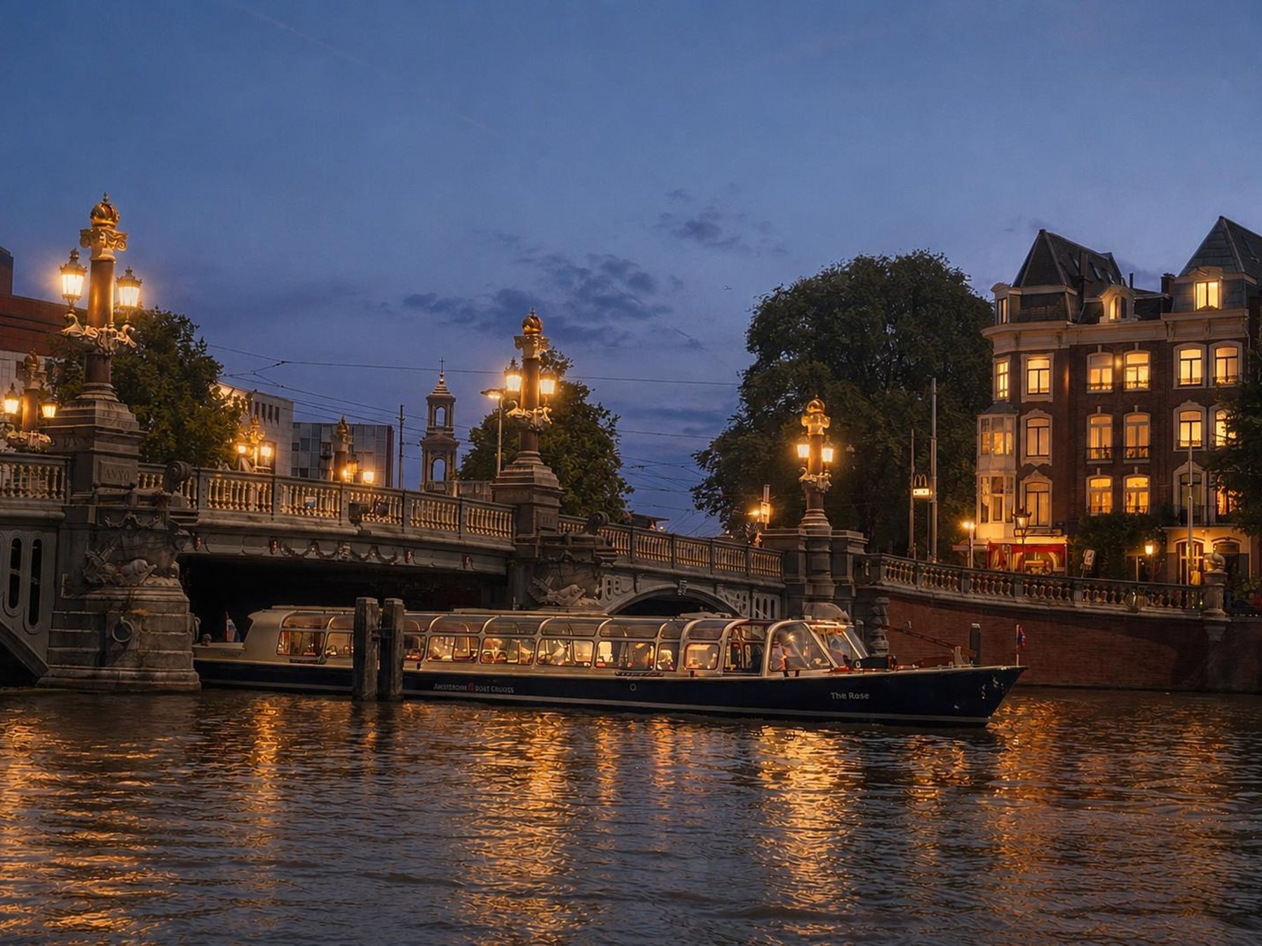 Amsterdam: Grachtenfahrt bei Sonnenuntergang & Skybar-Erlebnis im A'DAM Toren