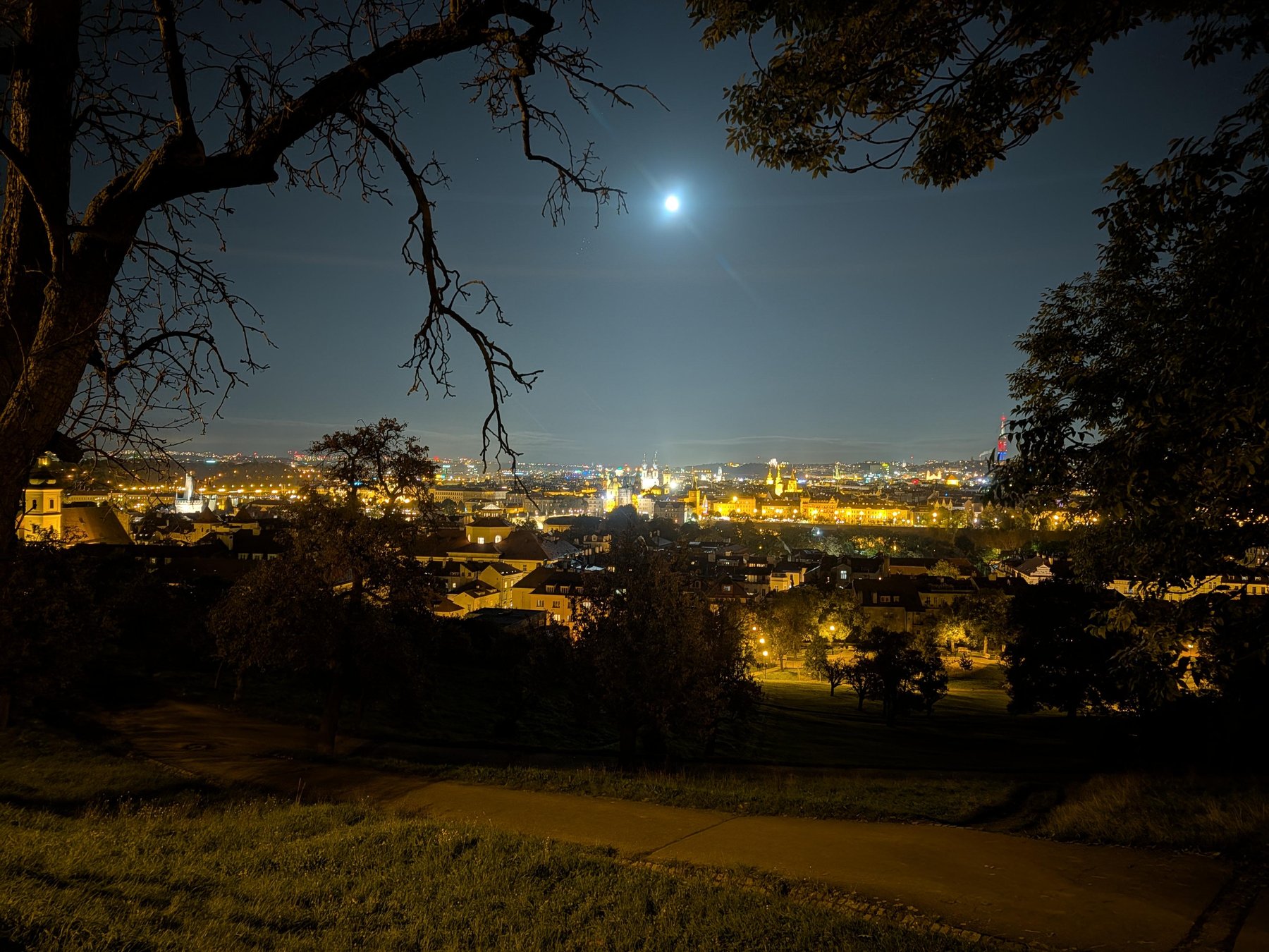 Prag bei Nacht: Ein malerischer Spaziergang vom Petřín-Hügel zur Altstadt