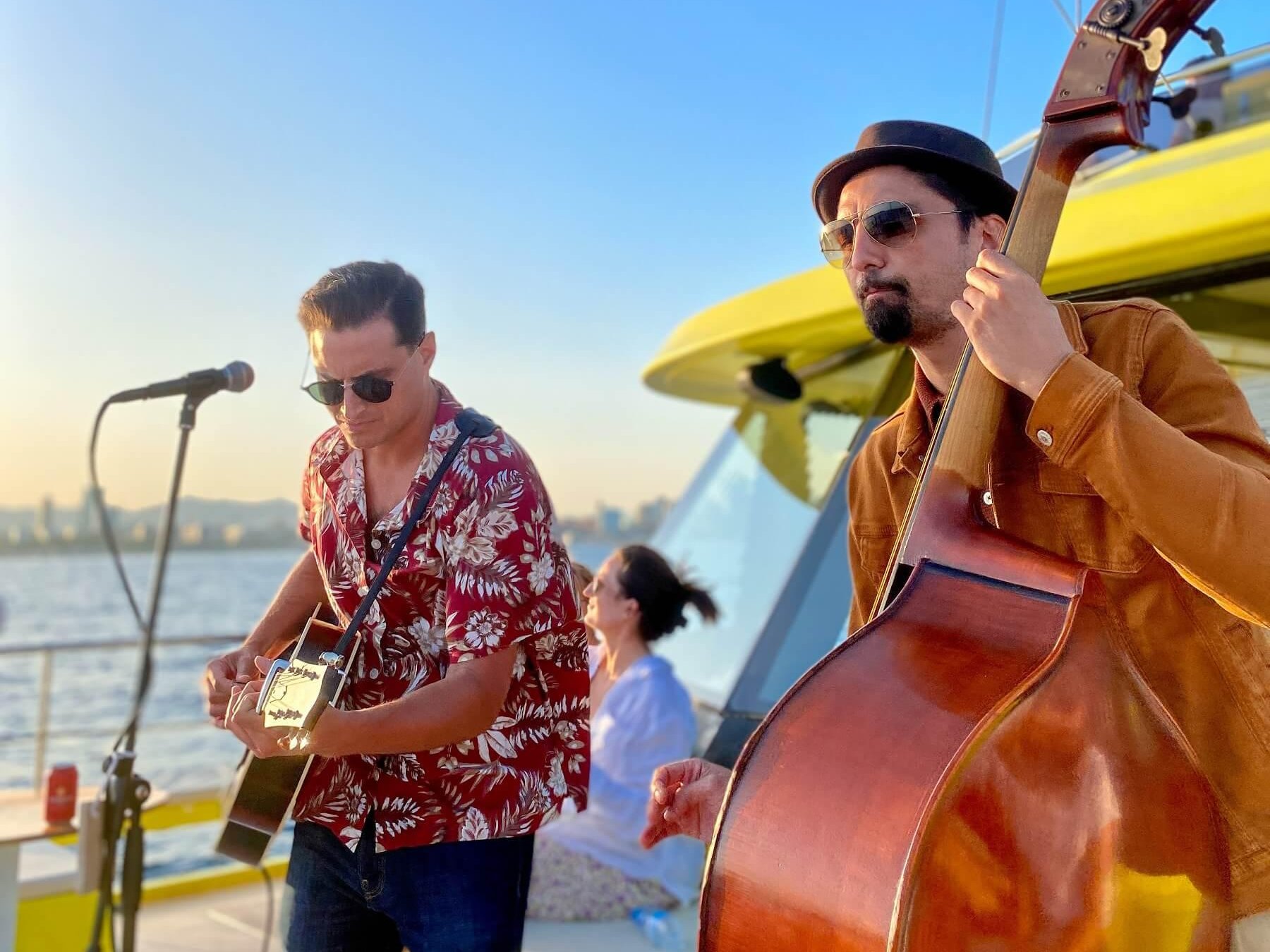 Tages- oder Sonnenuntergangs-Katamaranfahrt mit Musik