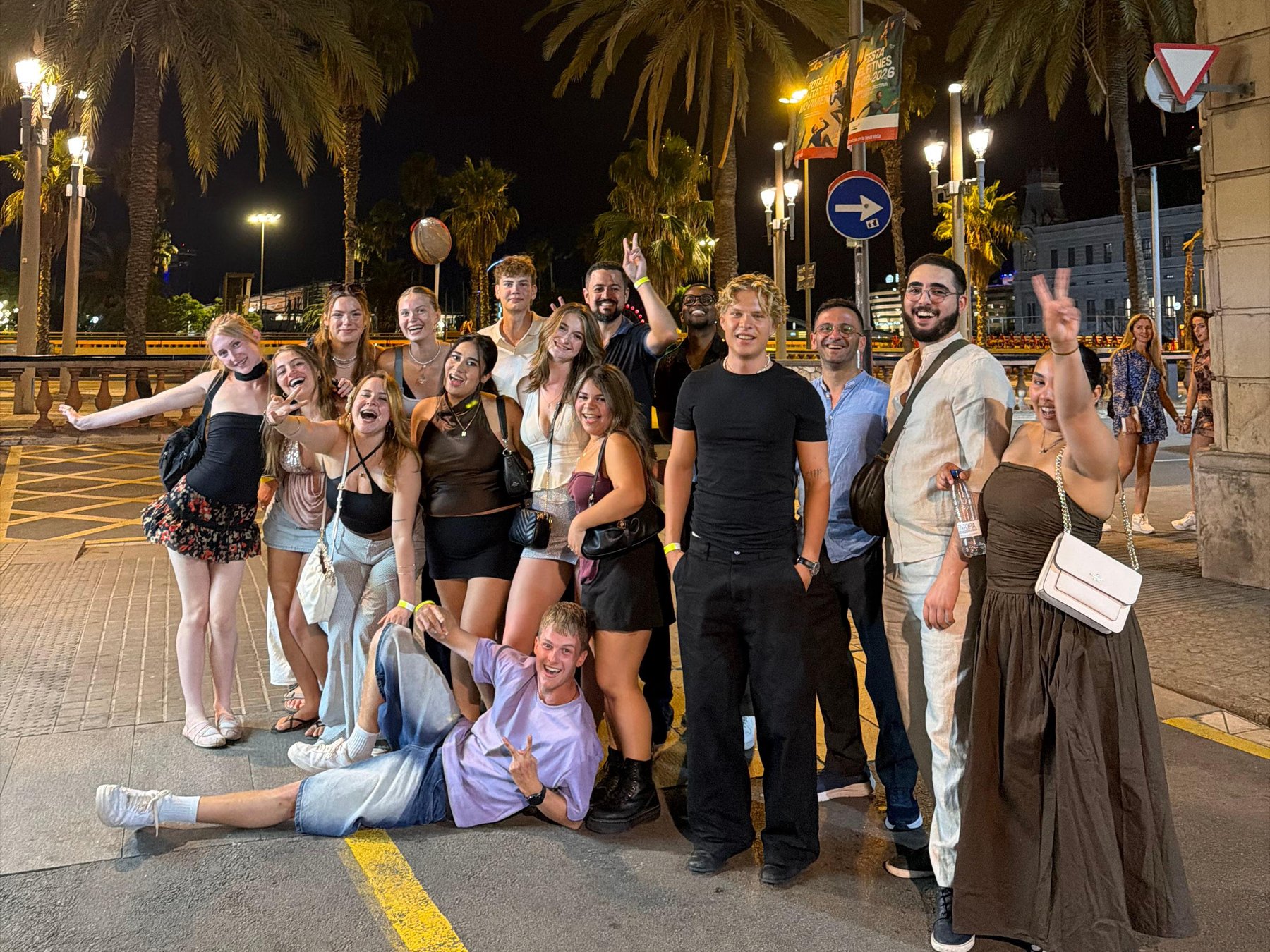 BARCELONA · 3 STUNDEN - 3 TAGEBarcelona Kneipentour: 3 Begleitete Bars + VIP Club EintrittEintritt ohne Anstehen