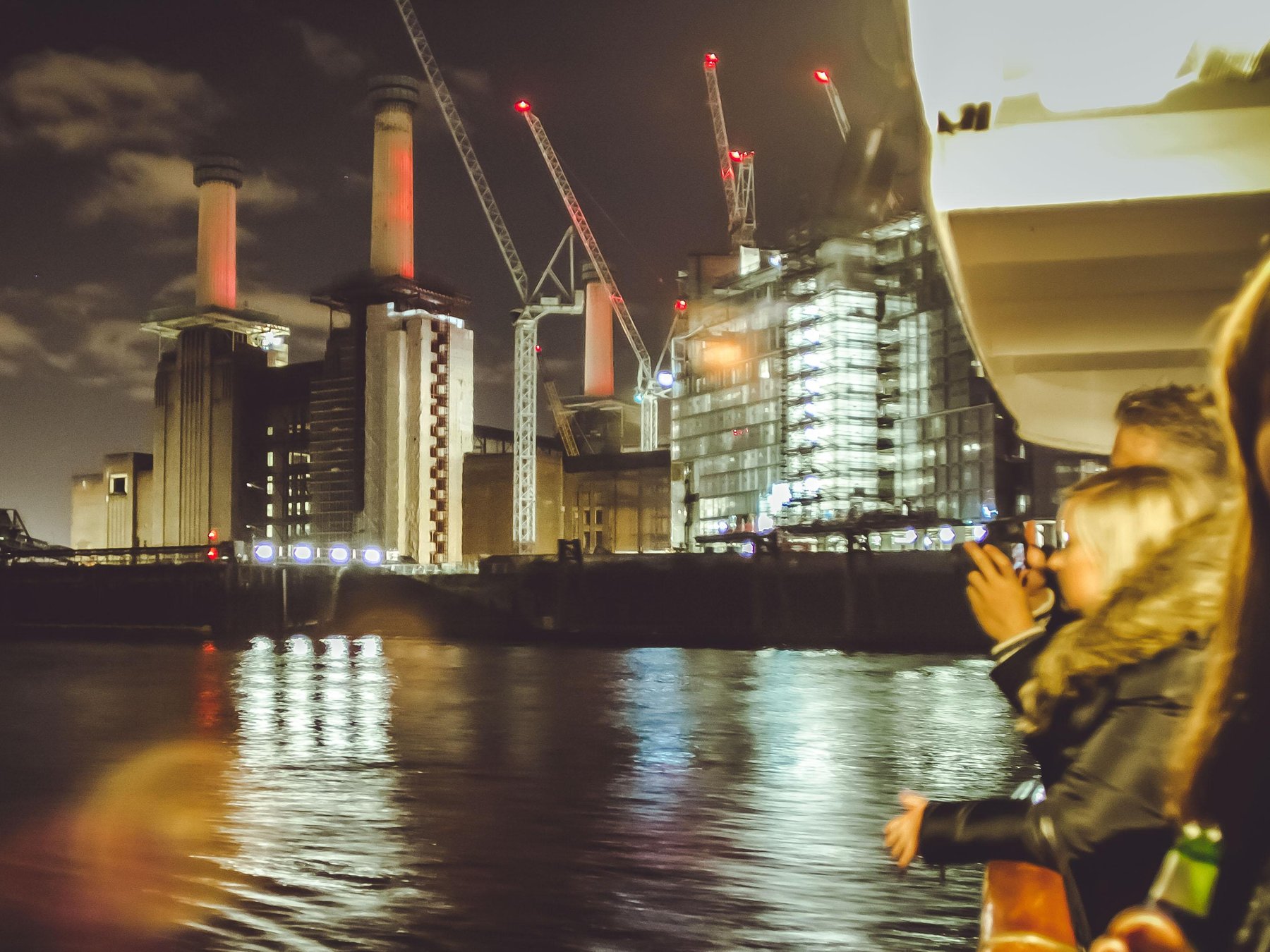London; Thames Lagerfeuer-Nacht-Kreuzfahrt mit Feuerwerk und DJ