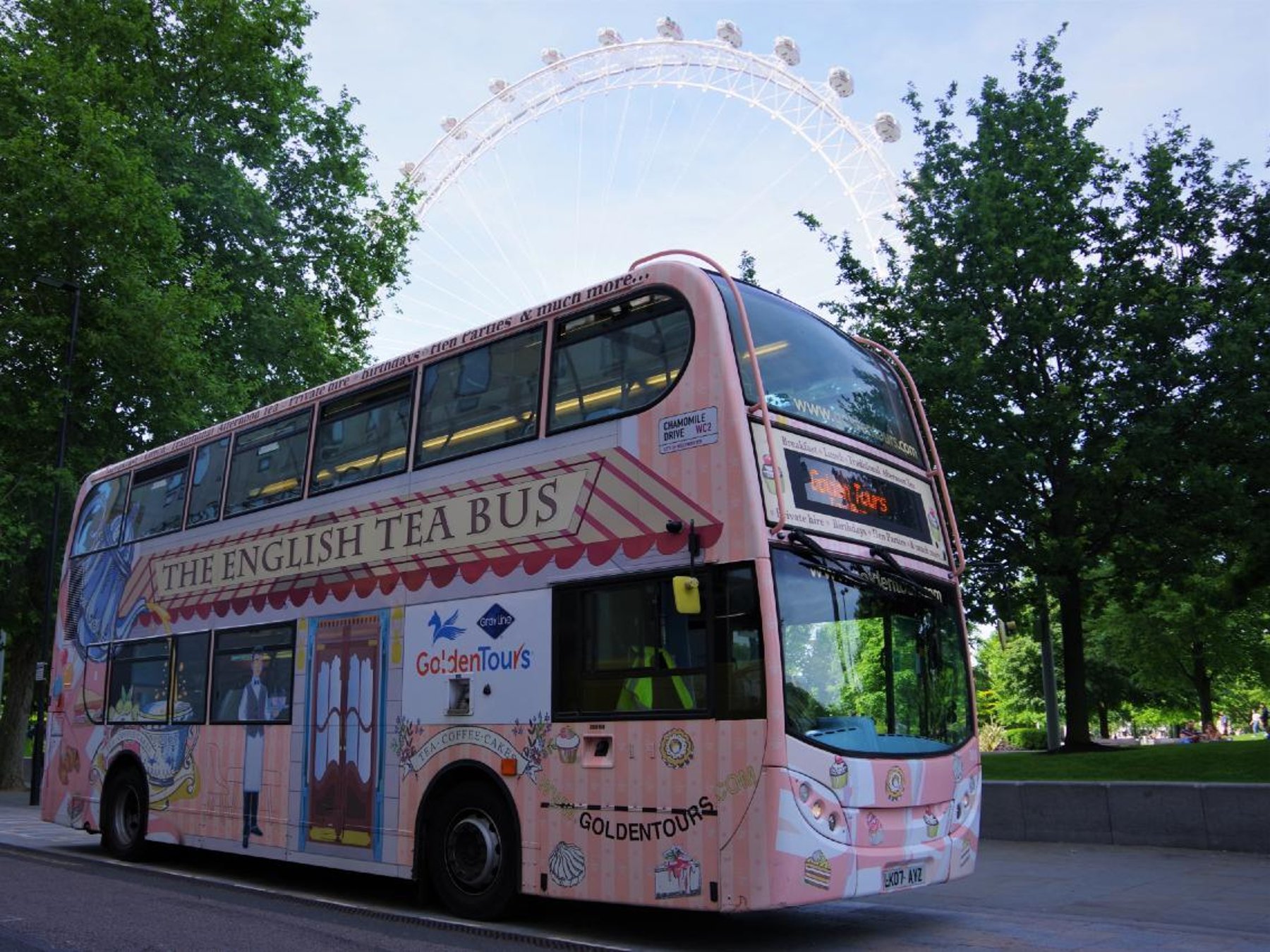 In LondonNachmittagstee-Busfahrt mit einem Glas Prosecco