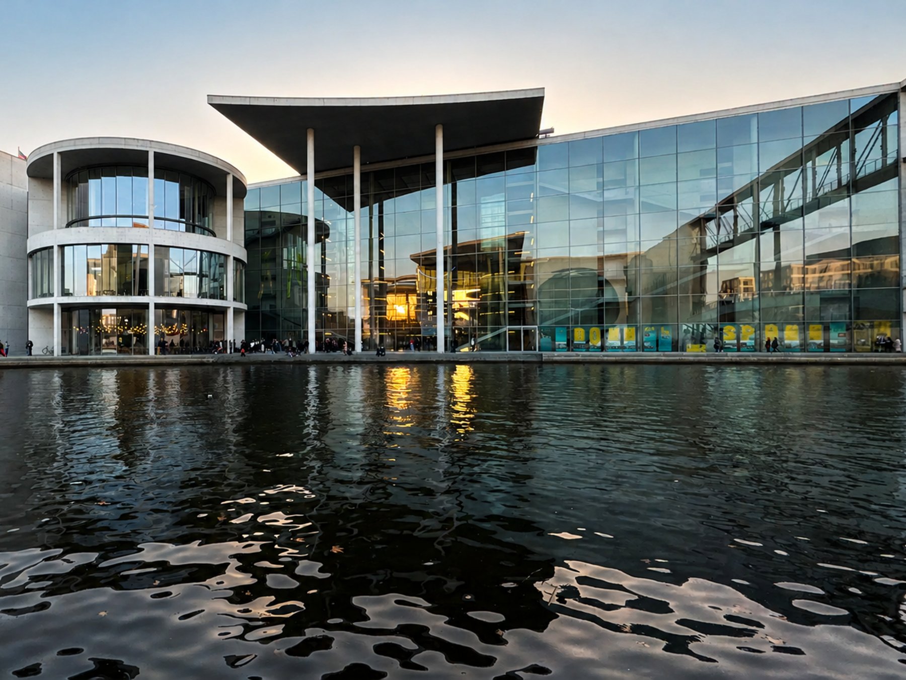 Bootstour in Berlin mit Blick auf Sehenswürdigkeiten und Live-Guide DE/ENDeutsch