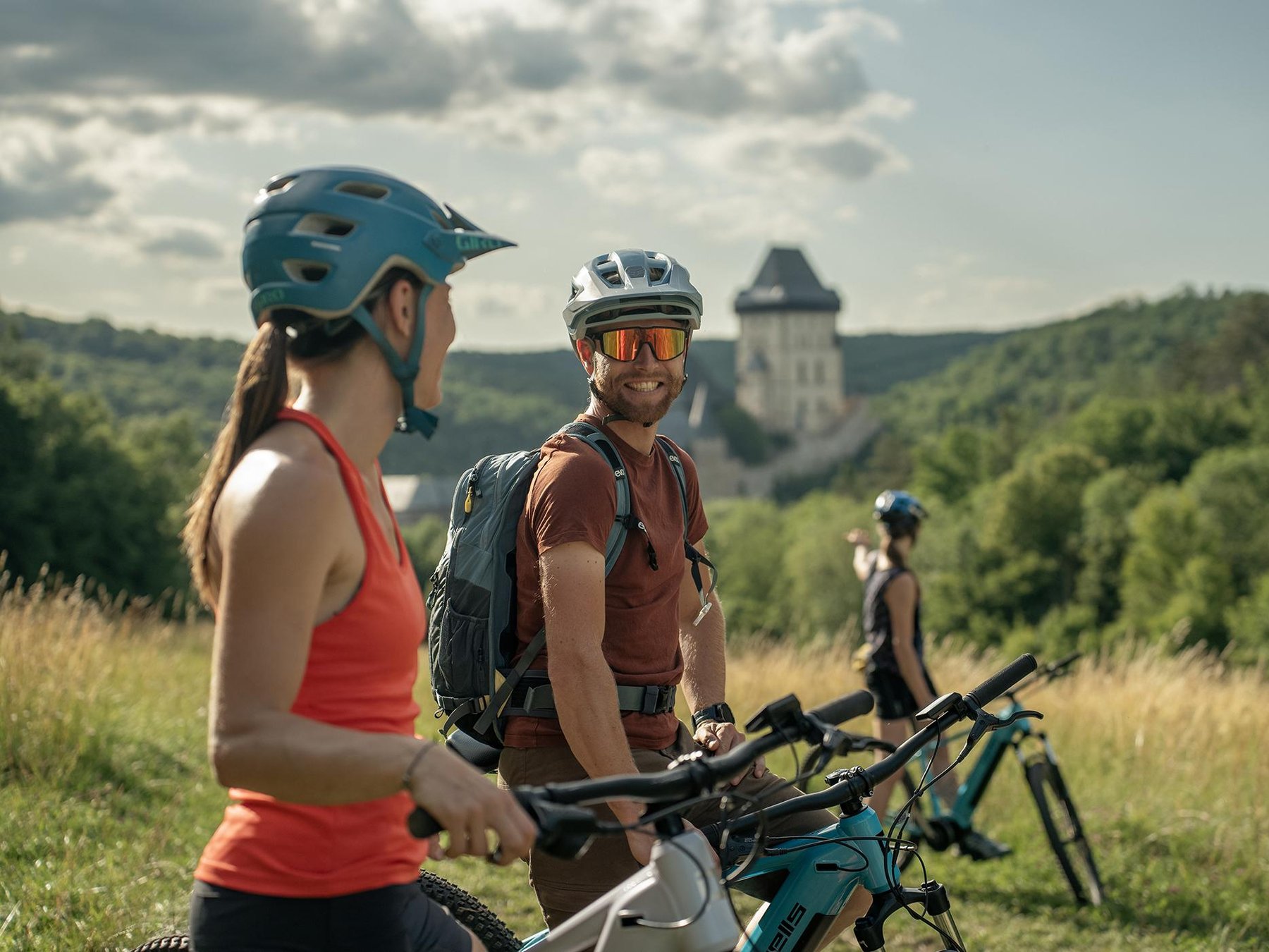 Prag: E-Bike-Ganztagesausflug von Prag zur mächtigen Burg Karlštejn