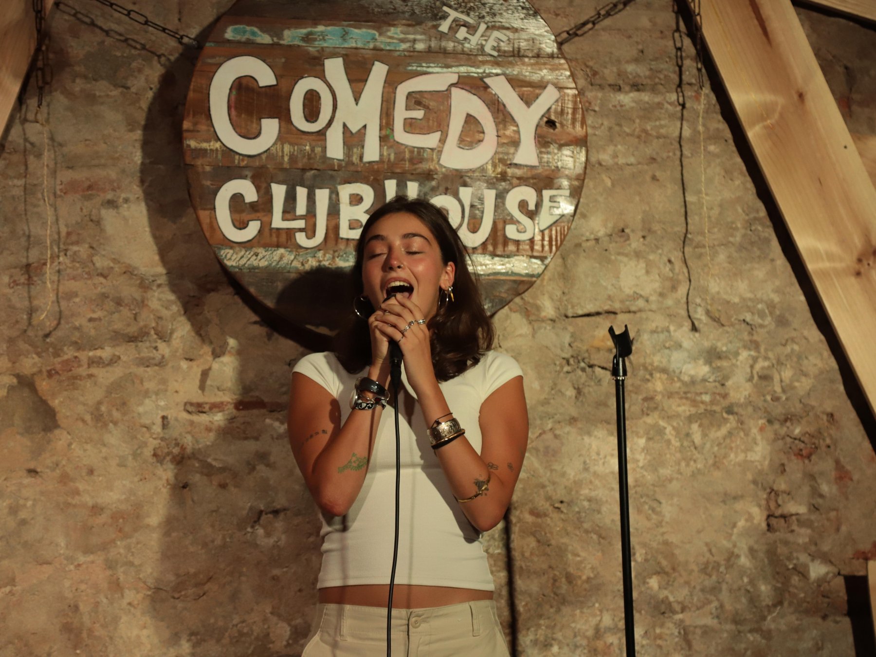 Spätabend-Comedy-Show mit Getränken & Shots