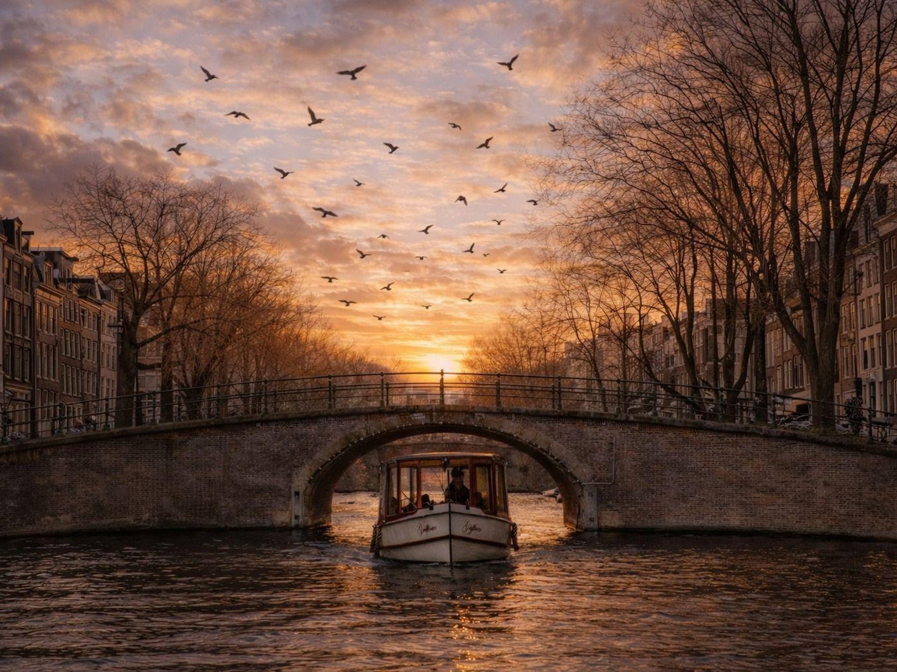 Amsterdam: Abendliche Grachtenfahrt (bei Sonnenuntergang) mit Bar an Bord