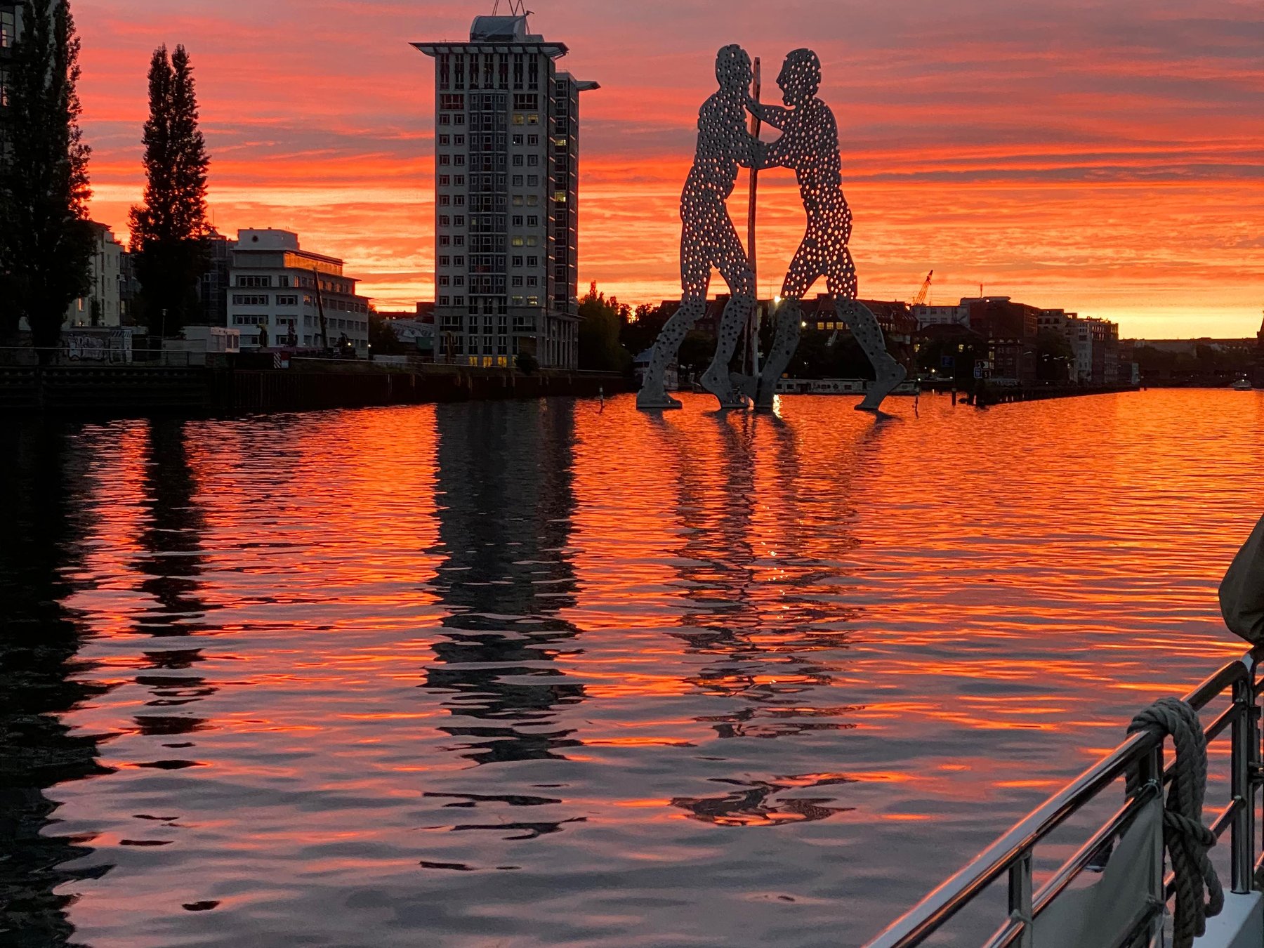 Exklusive Abend-Spreefahrt in Berlin – Den Tag auf einem Solar-Katamaran ausklingen lassen