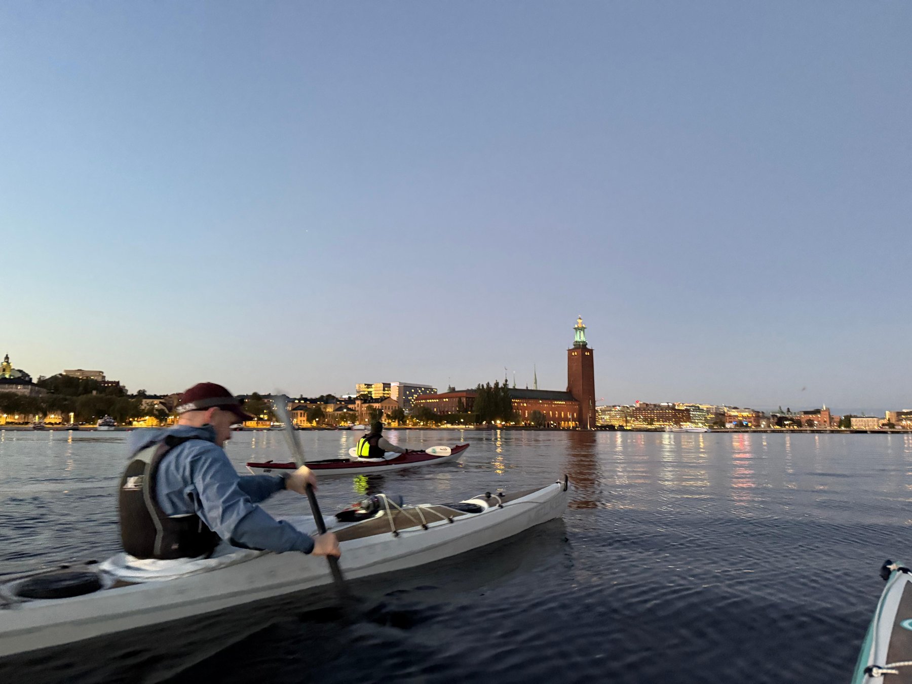 Stockholm bei Nacht: Geführte Winter-Kajaktour mit Trockenanzug