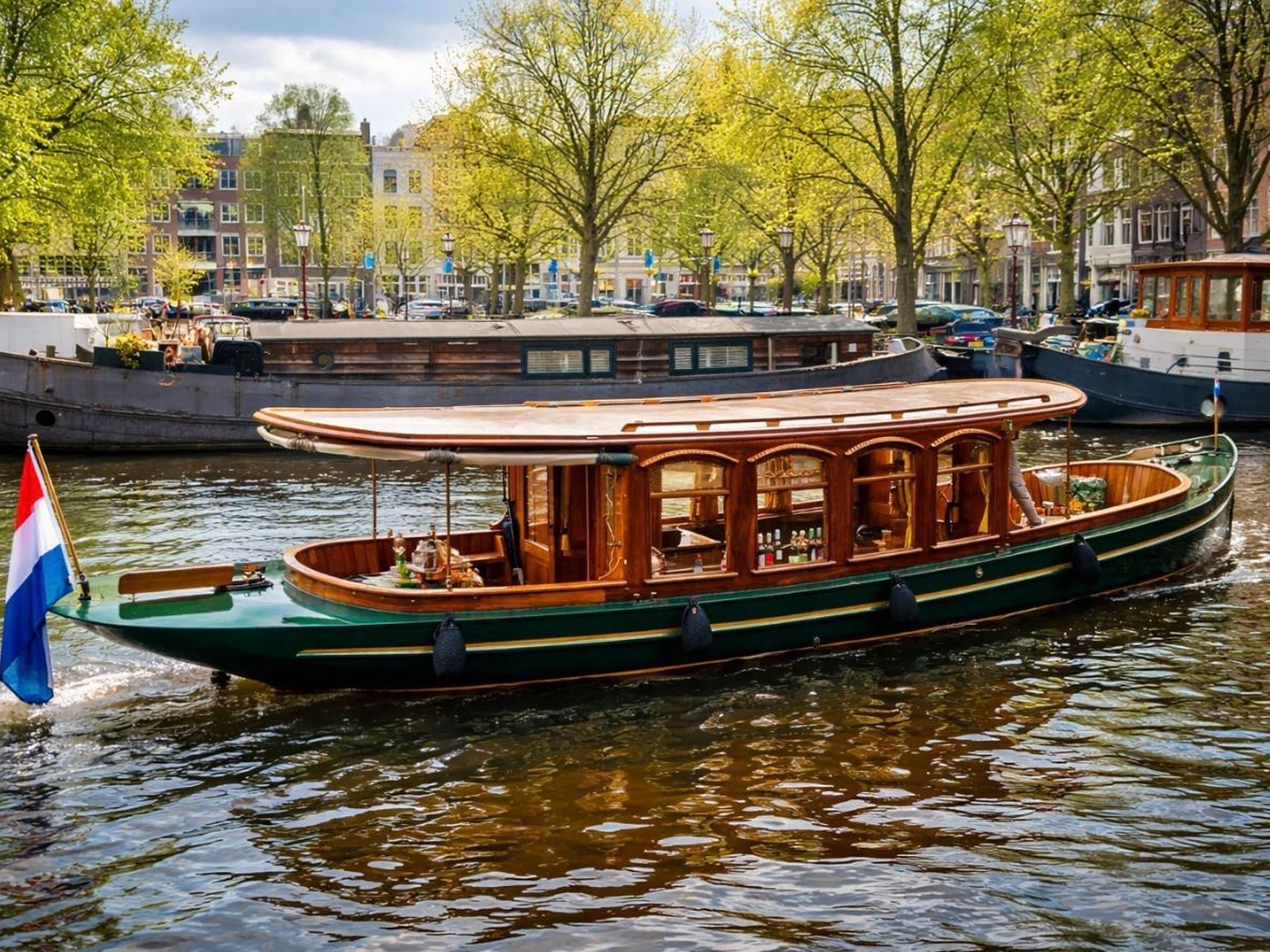 Amsterdam: Luxuriöse Grachtenfahrt mit Getränken und Guide vor Ort