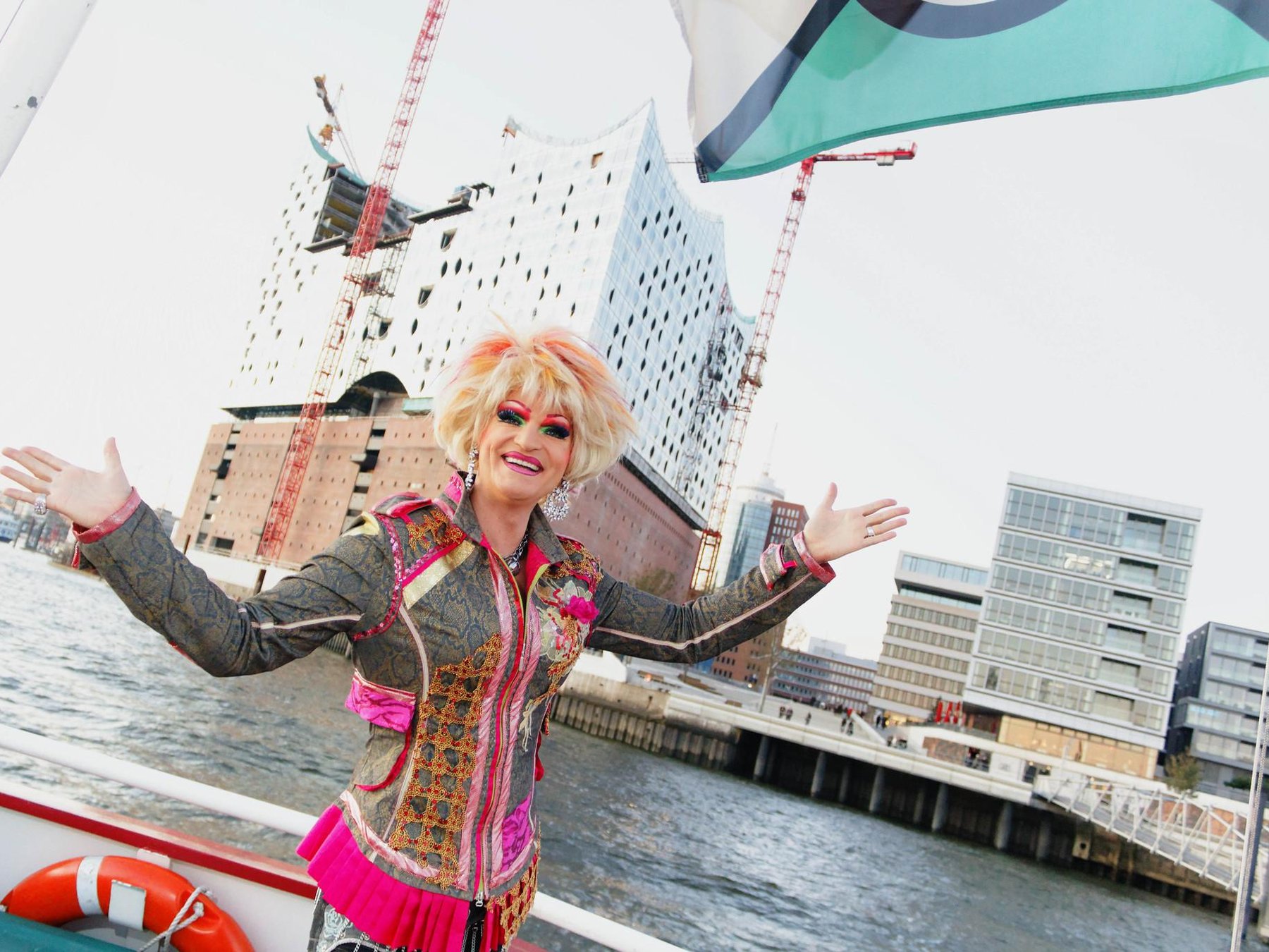 In Hamburg: Party-Hafenrundfahrt mit Olivia Jones