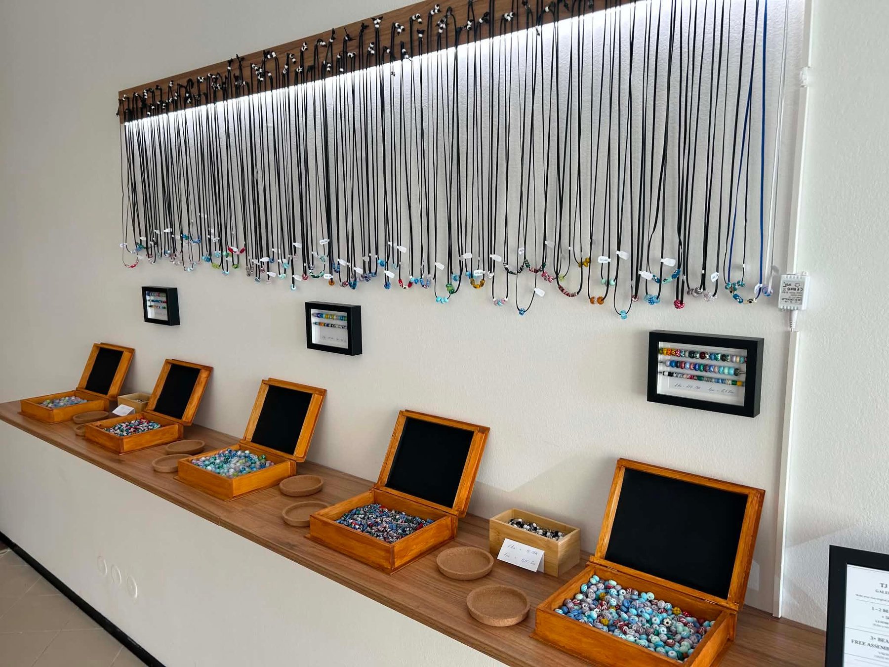 Prag Glasbläservorführung & Souvenir-Armband-Workshop