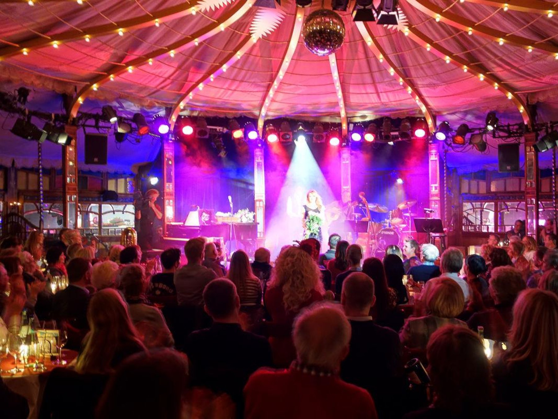 Berlin: Ticket für Bar Jeder Vernunft - Theater & Restaurant
