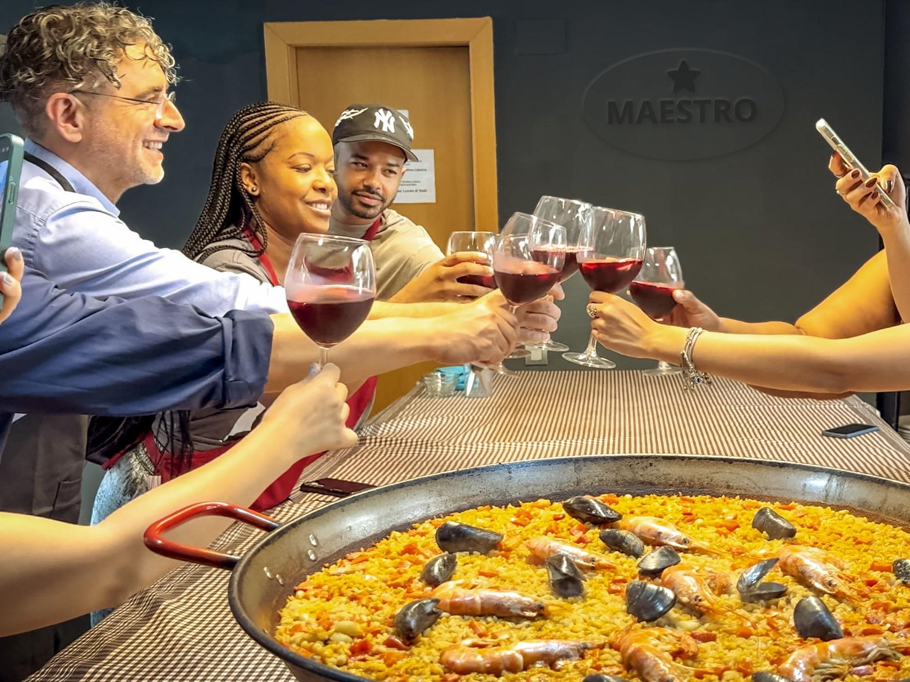 Meeresfrüchte-Paella ★Maestro★ & Tapas & Sangria