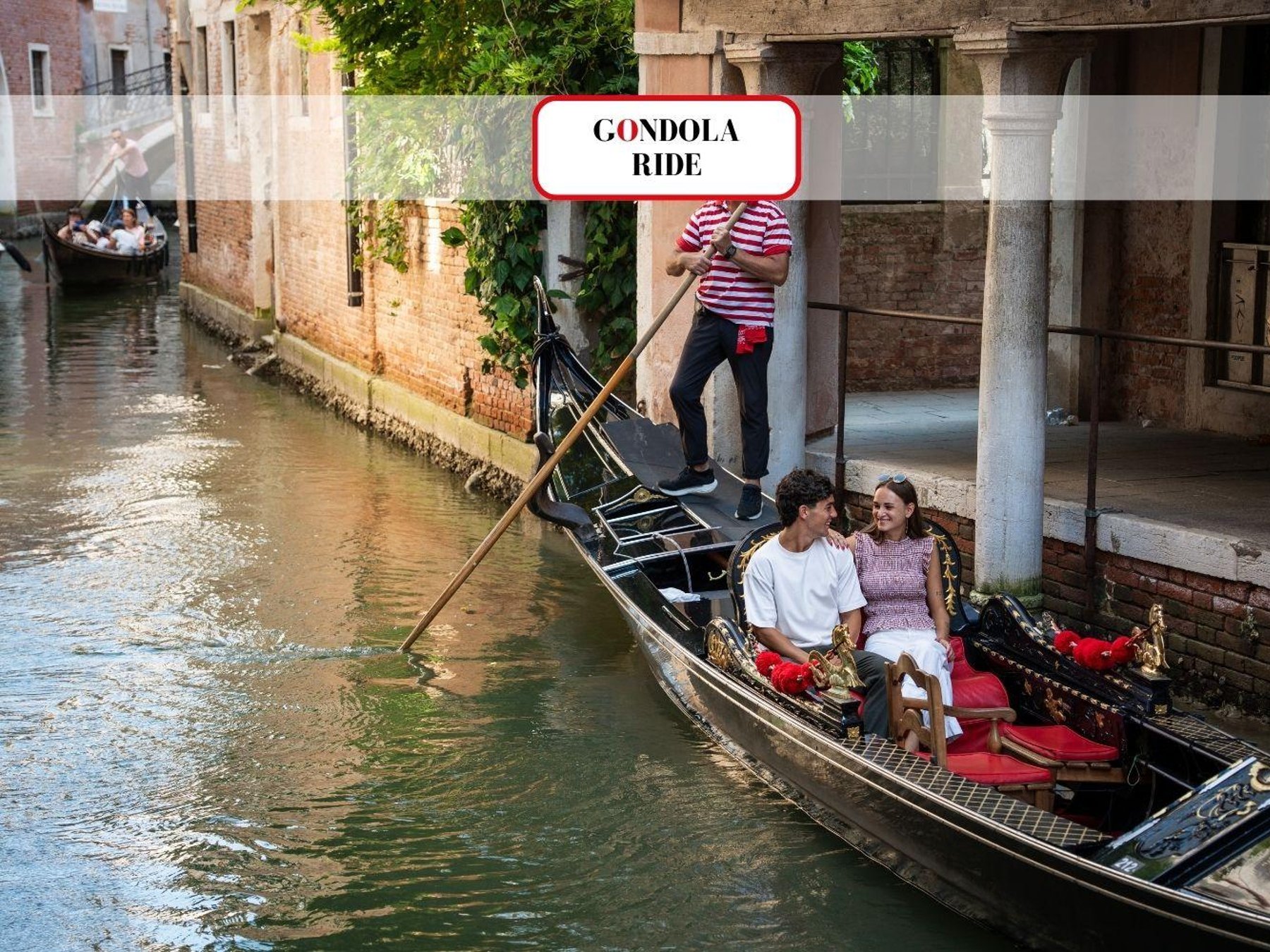 Verliebe dich auf einer privaten Gondelfahrt auf dem Canal Grande