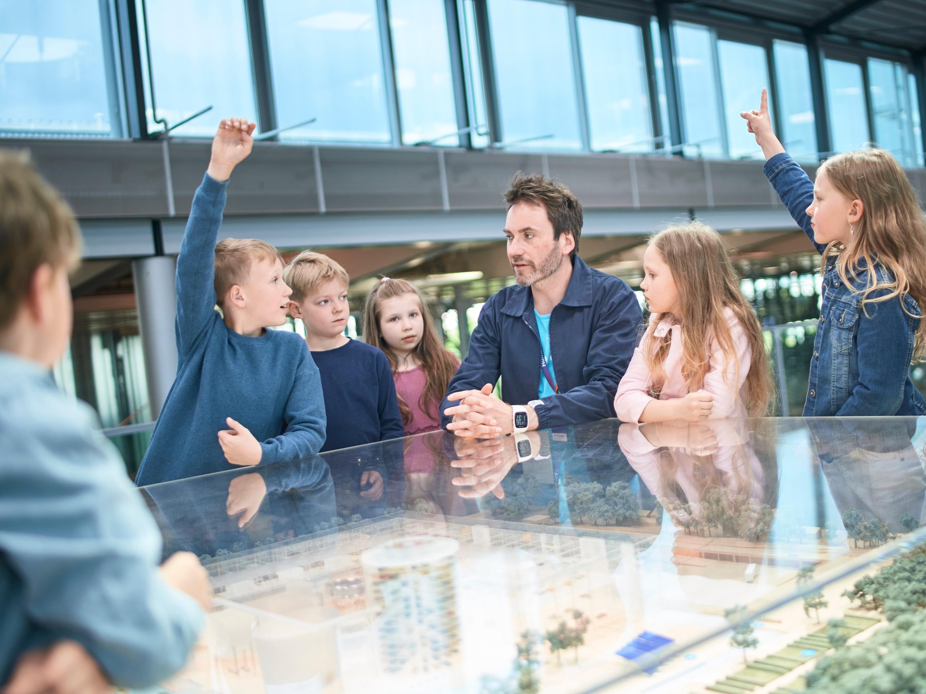 In Dresden: KID.s-Tour durch die Gläserne Manufaktur