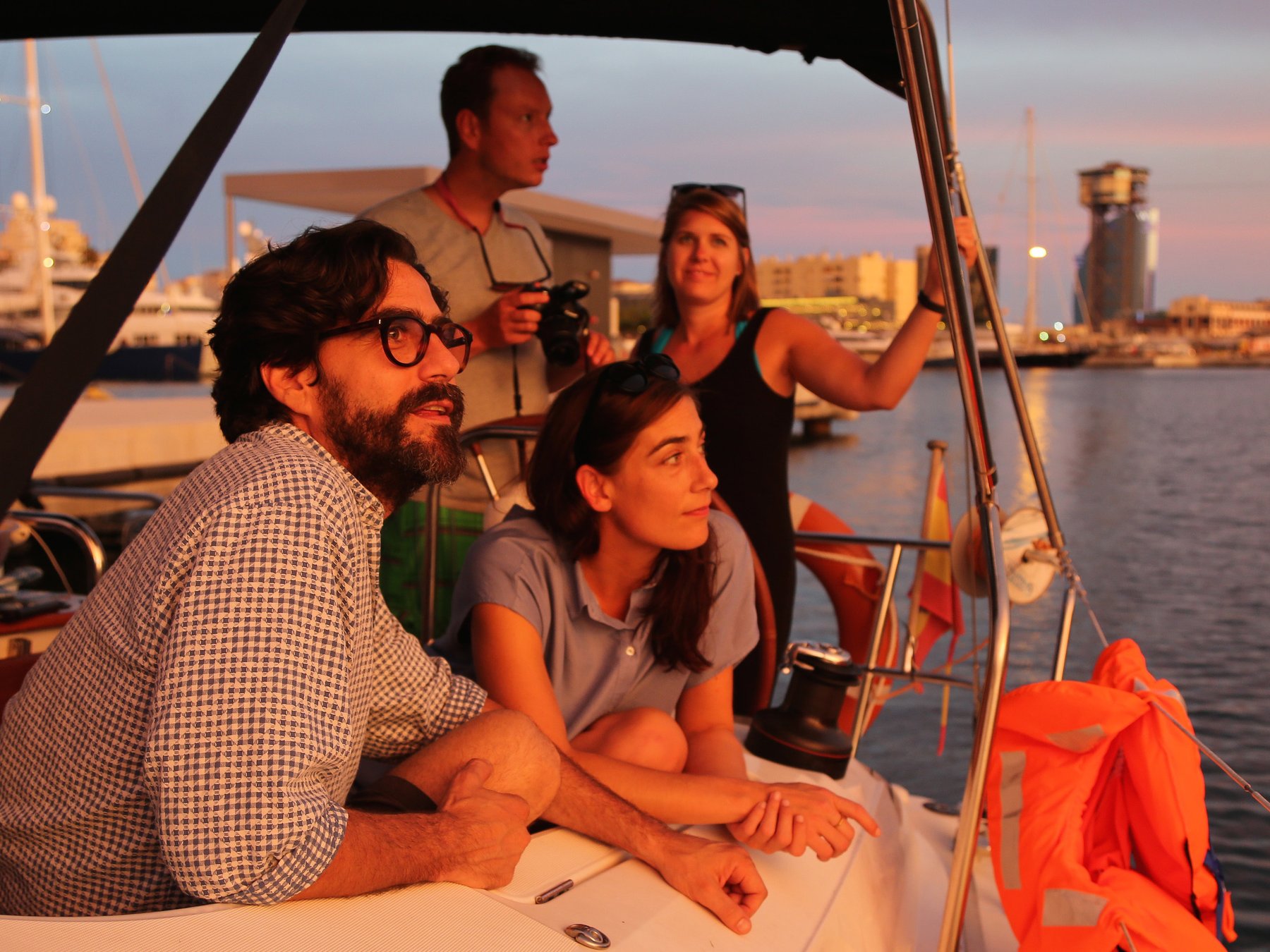 Barcelona: Kleine Gruppe am Nachmittag oder bei Sonnenuntergang Segeln auf einer Yacht