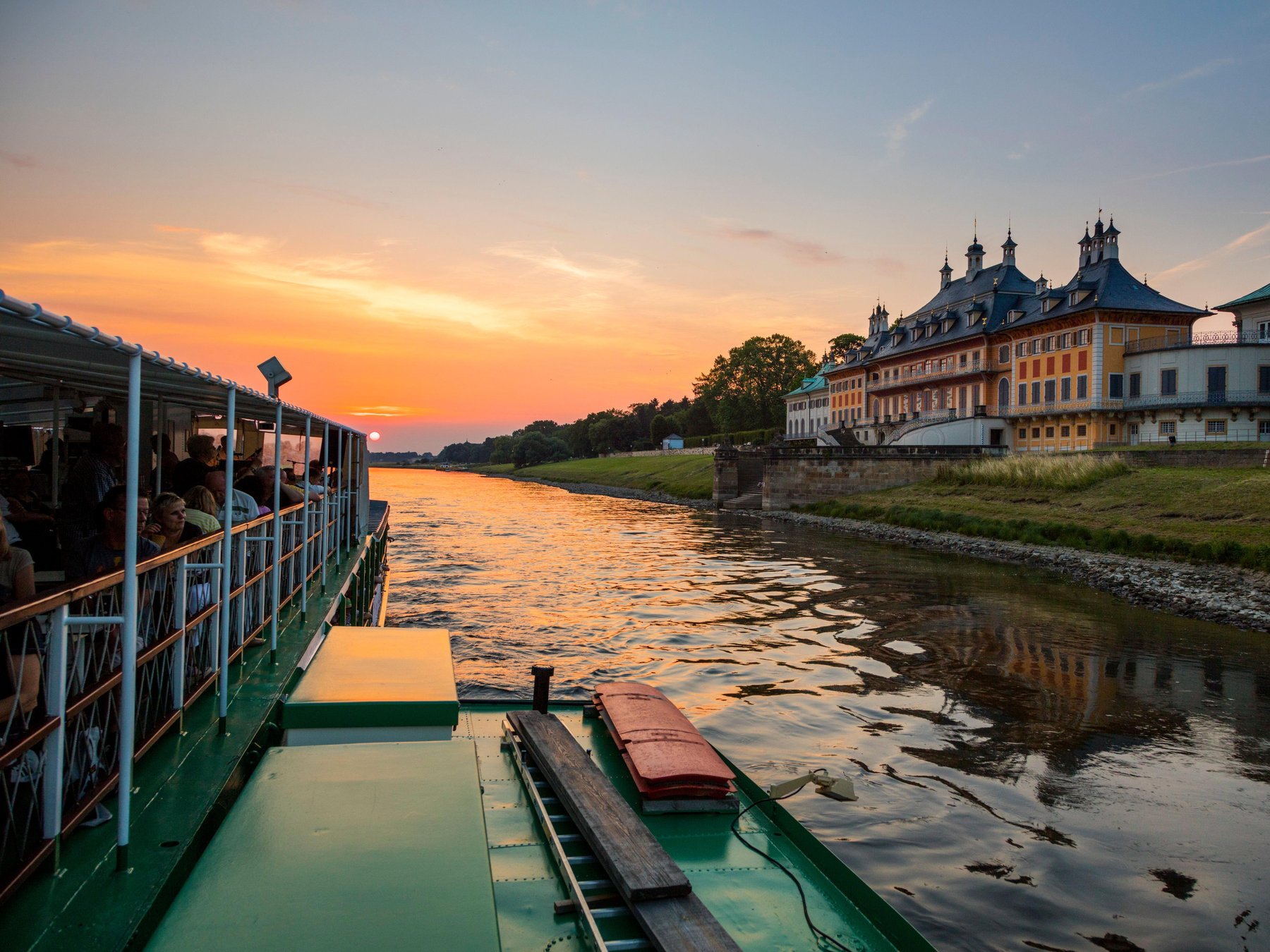 Sonnenuntergangs-Dampferfahrt auf der Elbe