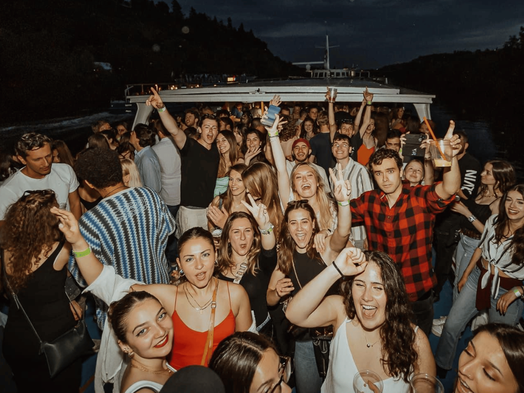 Prag: Bootsparty mit Afterparty im EPICDeutsch