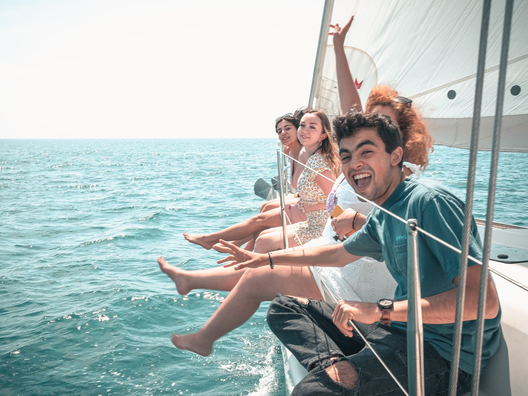 Mittags- oder Sonnenuntergangs-Segeltörn mit offener Bar und Snacks