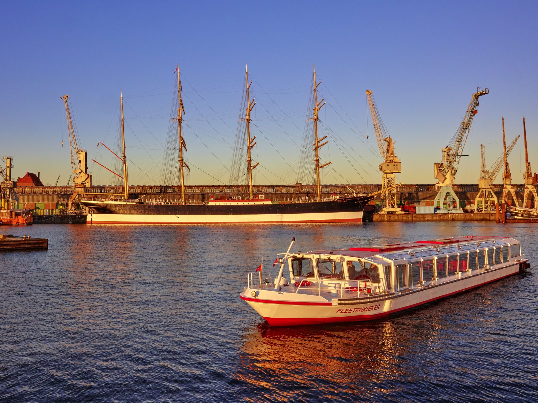 Sightseeing-Fahrt durch die Wasserwege der Stadt